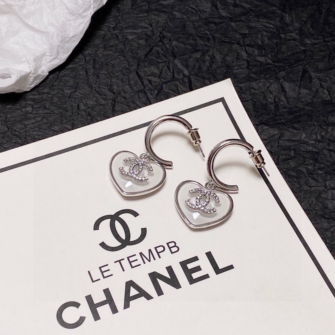 ❤️85包邮/原单代购级别
Chanel 🇫🇷香奈儿经典水晶桃心💗双C耳钉 这款随意搭配都是非常好看百搭时尚单品 🎁日常款 很修饰脸型 很上档次的 很优雅气质 香香的耳钉实在是太精致了、淑女大气 真的🥰🥰🥰       黄铜材质 9.25银针💙