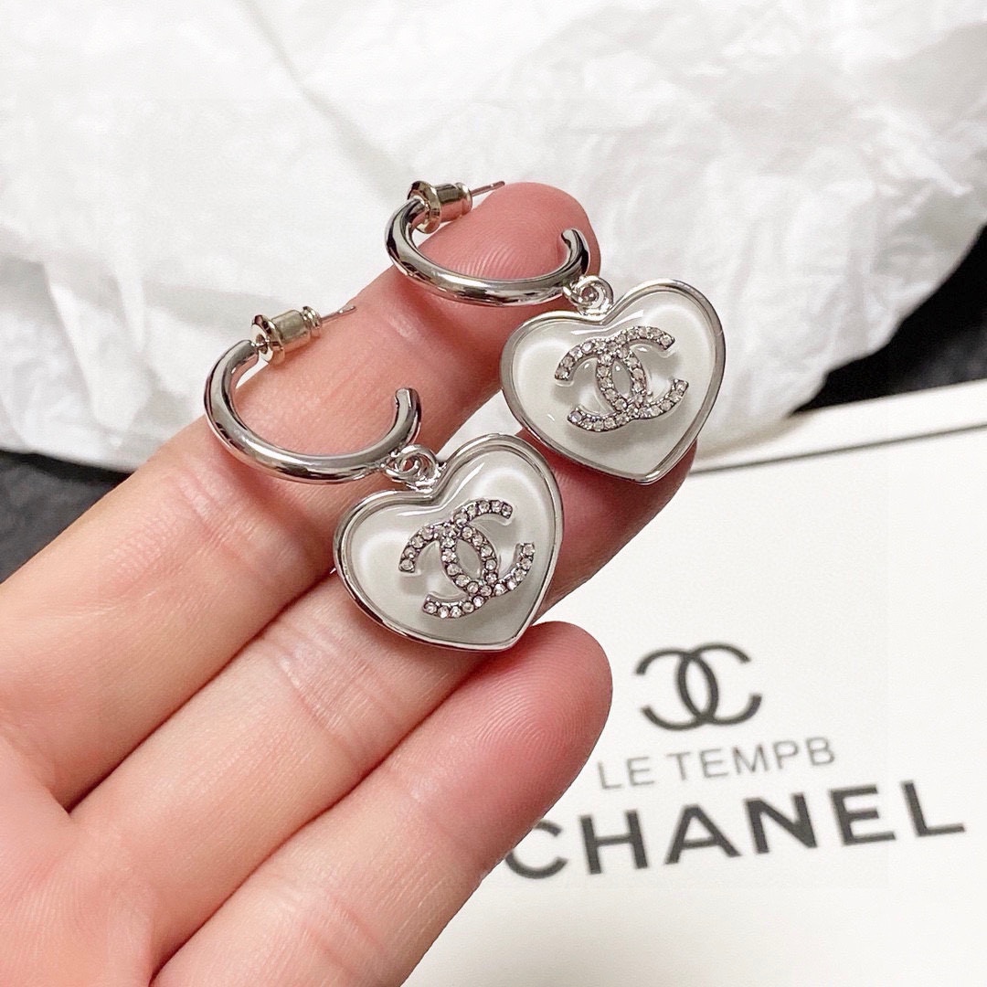 ❤️85包邮/原单代购级别
Chanel 🇫🇷香奈儿经典水晶桃心💗双C耳钉 这款随意搭配都是非常好看百搭时尚单品 🎁日常款 很修饰脸型 很上档次的 很优雅气质 香香的耳钉实在是太精致了、淑女大气 真的🥰🥰🥰       黄铜材质 9.25银针💙