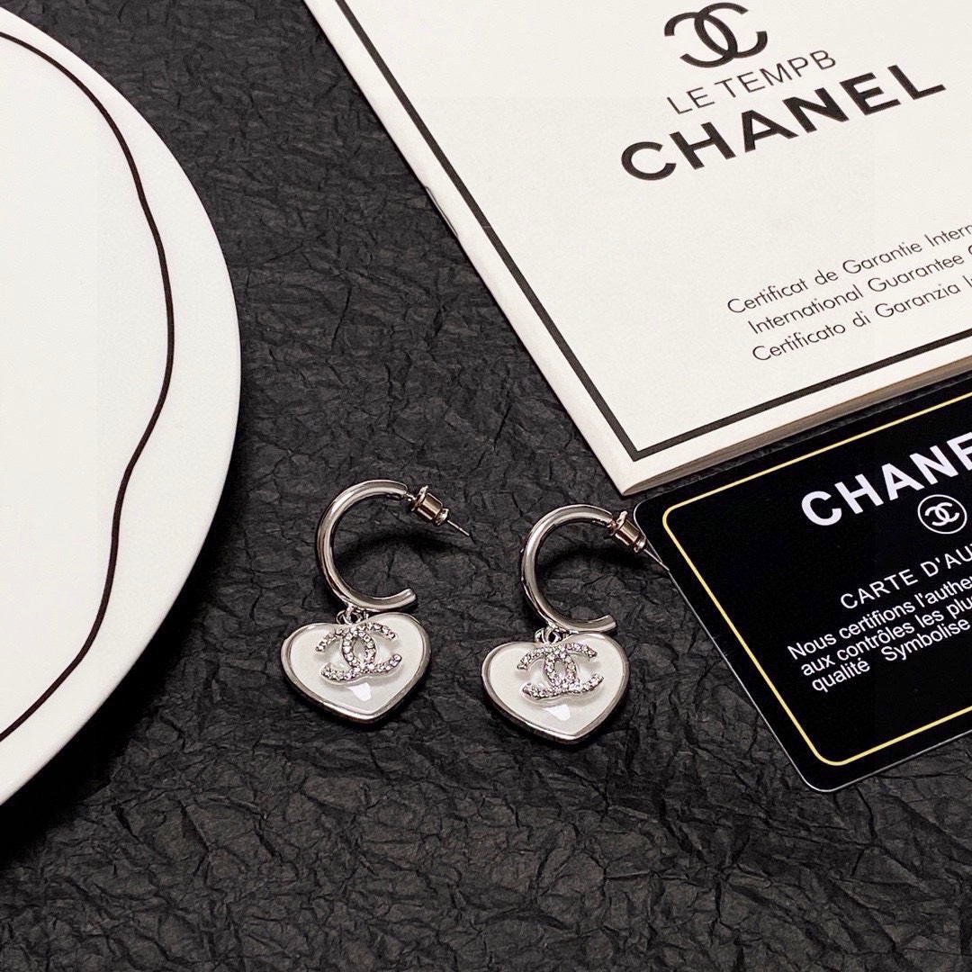 ❤️85包邮/原单代购级别
Chanel 🇫🇷香奈儿经典水晶桃心💗双C耳钉 这款随意搭配都是非常好看百搭时尚单品 🎁日常款 很修饰脸型 很上档次的 很优雅气质 香香的耳钉实在是太精致了、淑女大气 真的🥰🥰🥰       黄铜材质 9.25银针💙