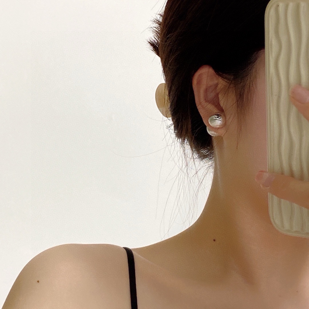 NO:380919,The exciting new model [Chanel Chanel] brushed and pearls with stud earrings can also be switched back and forth and back to wear very casually and has a very casual and high-end feel. The highest version on the market!  Chanel earrings must have the goddess of stud earrings, super slim face, personality and fashion, daily necessities, ladylike temperament, noble and famous temperament, simple and elegant versatile earrings 9.25 silver needles, jewelry quality, chanel, chanel, earrings19860909劲爆新款【Chanel香奈儿】拉丝和珍珠搭配耳钉还可以前后随意切换佩戴非常休闲和高级感市面最高版本！香奈儿耳钉女神必备 超级显脸瘦 有个性时尚 日常必备 淑女气质 高贵名媛气质 简约大气百搭款耳环9.25银针,饰品精品,chanel,chanel,earrings,Jewelry