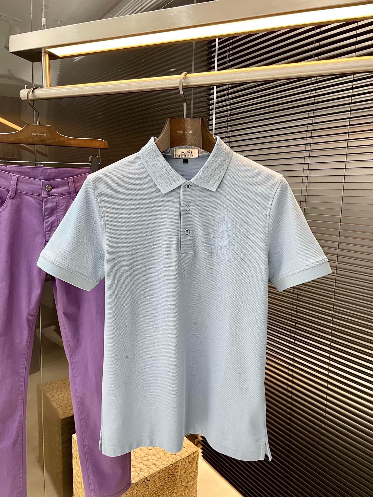 NO:458139,P HERMES (HERMES) 2025 latest POLO short-sleeved sleeves, using the latest cotton fabric, resistant to washing and not fading easily, soft and comfortable in touch, classic design style, special customization, simple cutting method splicing, reflecting the extraordinary craftsmanship of workers, full of high-end fashion sense!  The style is quite good at casual and versatile. Size M-3XL, hermes, hermes, T-shirt, alexander wang19860909P  HERMES（爱马仕） 2025最新款POLO短袖,采用最新棉面料,耐水洗不易掉色,手感柔软、成分柔软舒适 经典设计风格 特殊定制 简单的裁剪方式拼接,体现出工人不凡的工艺,高端时尚感十足！版型相当赞休闲百搭款.尺码 M-3XL,,hermes,hermes,T-shirt,alexander wang,Men's clothing