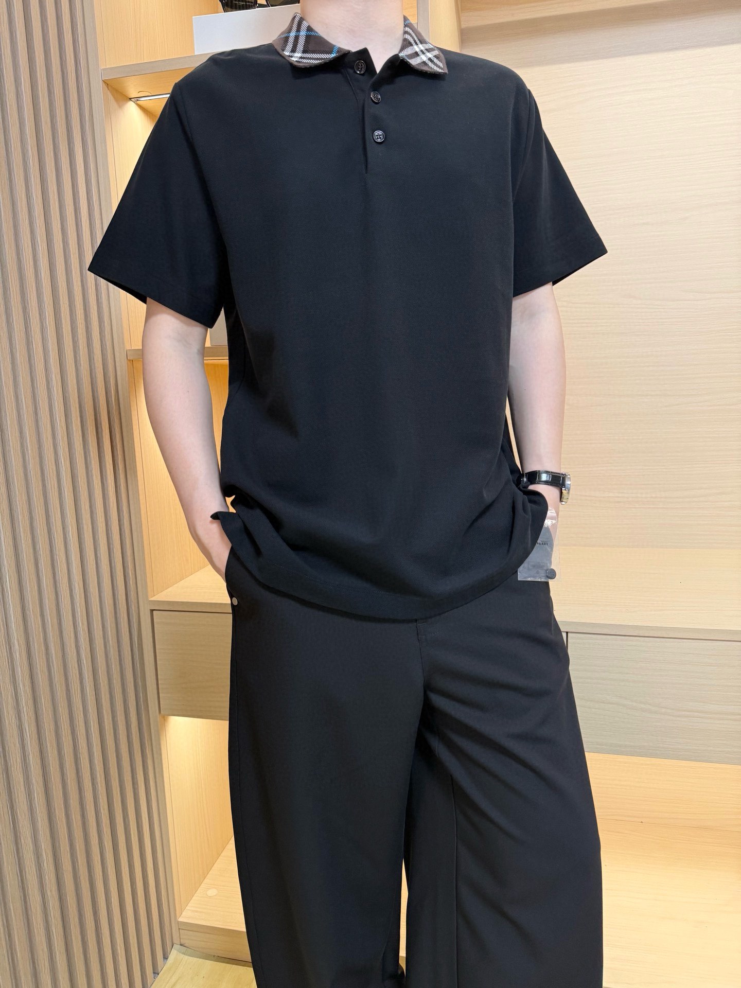 NO:459359,Burberry-2025 latest hot Polo shipments, hot-selling items in London!  Selected Italian imported bead flooring fabrics with the latest designs, the lapel plaid design highlights taste, business and casual boutique. Size: S-XXL (model 180/140 wearing M size, with Hong Kong Lane Crawford gift box packaging), burberry, alexander wang19860909巴宝莉-2025最新爆款Polo出货 伦敦热销单品！精选意大利进口珠地棉面料搭配最新的设计,翻领的格纹设计彰显品味 商务休闲精品.尺码:S-XXL（模特180/140穿M码,配香港连卡佛礼盒包装）,,burberry,alexander wang,Men's clothing