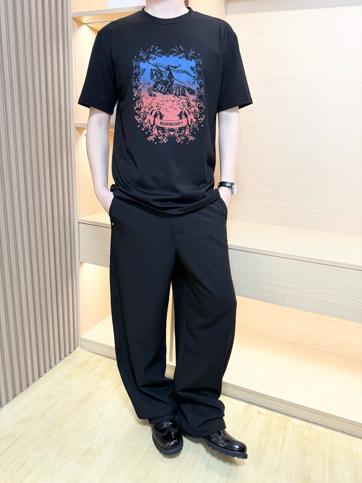 NO:459368,Burberry-2025 latest hot T-shirt shipment, hot-selling items in Europe and the United States!  Selected Italian imported fine cotton fabrics with simple and elegant designs, the brand Pegasus logo on the chest highlights the charm, and the upper body effect can be seen. S-XXL (model 180/140 wears M, with Hong Kong Lane Crawford gift box packaging), burberry,tees, t-shirt, alexander wang19860909巴宝莉-2025最新爆款T恤出货 欧美热销单品！精选意大利进口精棉面料搭配简约大方的设计,胸前的品牌飞马标志彰显韵味 上身效果看得见.码数S-XXL（模特180/140穿M,配香港连卡佛礼盒包装）,,burberry,tees，t-shirt,alexander wang,Men's clothing