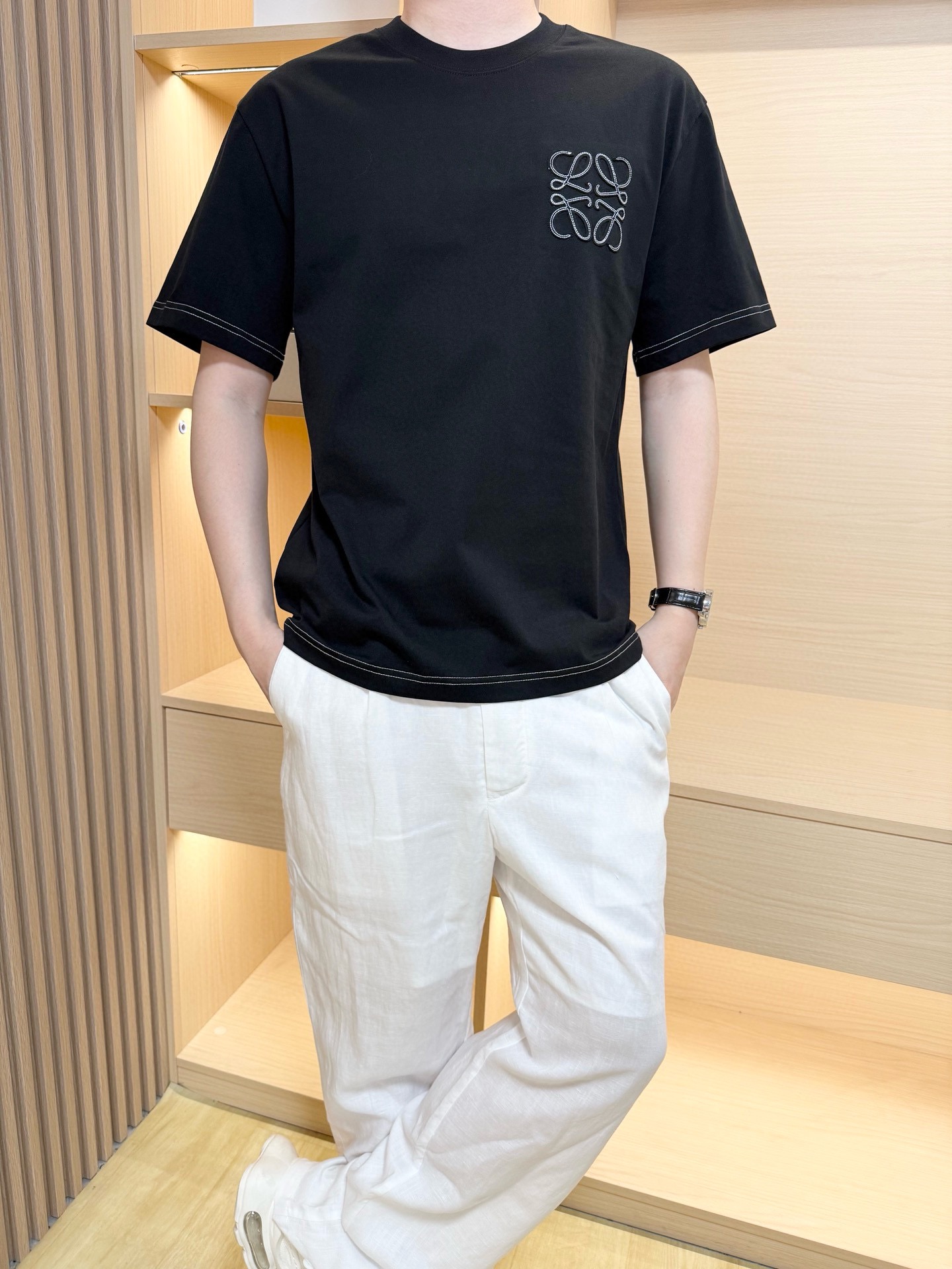 NO:459376,Luo Yiwei-2025 latest round neck T-shirt shipment, hot-selling items in Europe and the United States!  Selected high-density precision cotton fabric imported from Italy, the brand logo on the chest is matched with the latest design, showing fashion, the base and outerwear are quite good looking. The code number XS-XL (model 180/140 wear S, with Hong Kong Lane Crawford gift box packaging), loewe,tees, t-shirt, alexander wang19860909罗意威-2025最新圆领T恤出货 欧美热销单品！精选意大利进口高密精棉面料,胸口的品牌标志搭配最新的设计,彰显时尚 打底和外穿都相当好看.码数XS-XL（模特180/140穿S,配香港连卡佛礼盒包装）,,loewe,tees，t-shirt,alexander wang,Men's clothing