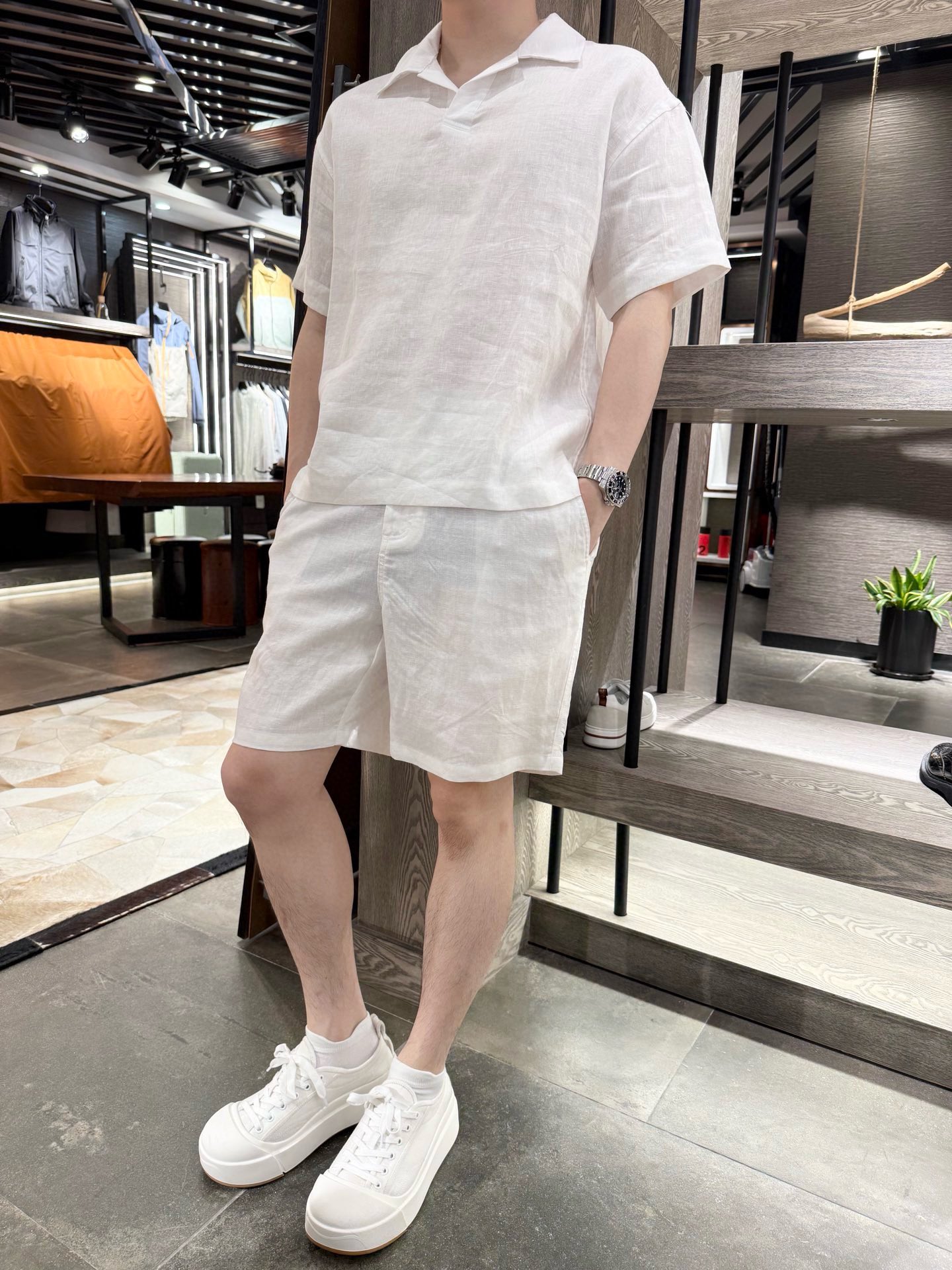 NO:459400,BV-Lapel Short-sleeved polo shirt, scissor collar, slightly wide-size and uneven-tuned fabric. The fabric is made of high-quality linen, and its characteristics: Hygroscopic and heat-dissipating flax fiber has good hygroscopic properties, which can absorb moisture 20 times its own weight and release it quickly. When it is heated, the fibers open, absorb sweat and heat of the human body and evenly transmit it, making the skin surface temperature 3-4 degrees Celsius lower than when wearing silk and cotton fabrics, and is known as 'natural air conditioning'. Breathable, its breathability ratio is as high as 25, which can maintain good air circulation, allowing the skin to breathe freely, and feel cool even in hot weather. Antibacterial flax fiber is rich in natural antibacterial substances, which can effectively inhibit the growth of bacteria, reduce the risk of odor and bacterial infection, and is friendly to sensitive skin.  Strength and wear resistance flax fiber is high in strength, 1.5 times that of cotton fiber and 1.6 times that of silk wire. It is stronger in wet state, wear resistance is not easy to break, suitable for frequent wear and long-term use. Anti-static flax is a natural fiber with good moisture absorption and excellent moisture conductivity. It has good anti-static properties and is not easy to absorb dust. Size 48-54 (model 180/140 wear 48, equipped with Hong Kong Lane Crawford gift box packaging), bottega veneta,shirts,T-shirt,alexander wang19860909BV-翻领短袖polo衬衫 剪刀领 微阔版型不调人 面料采用甄选优质亚麻,特性 吸湿性与散热性亚麻纤维具有良好的吸湿性,能吸收相当于自身重量20倍的水分并迅速释放,遇热时纤维张开,吸收人体汗液和热量并均匀传导出去,使皮肤表面温度比穿着丝绸和棉面料时低3-4摄氏度,有“天然空调”之称. 透气性其透气比率高达25以上,能保持良好的空气流通,让皮肤自由呼吸,即使在炎热天气也能感觉凉爽. 抗菌性亚麻纤维中含有丰富的天然抗菌物质,能够有效抑制细菌的生长,减少异味和细菌感染的风险,对敏感肌肤友好. 强度与耐磨性亚麻纤维强度高,是棉纤维的1.5倍、绢丝的1.6倍,且在潮湿状态下强度更大,耐磨不易破损,适合频繁穿着和长期使用. 防静电性亚麻是一种吸湿性好、导湿性优秀的天然纤维,具有良好的防静电性能,不易吸附灰尘. 尺码48-54(模特180/140穿48,配香港连卡佛礼盒包装),,bottega veneta,shirts,T-shirt,alexander wang,Men's clothing