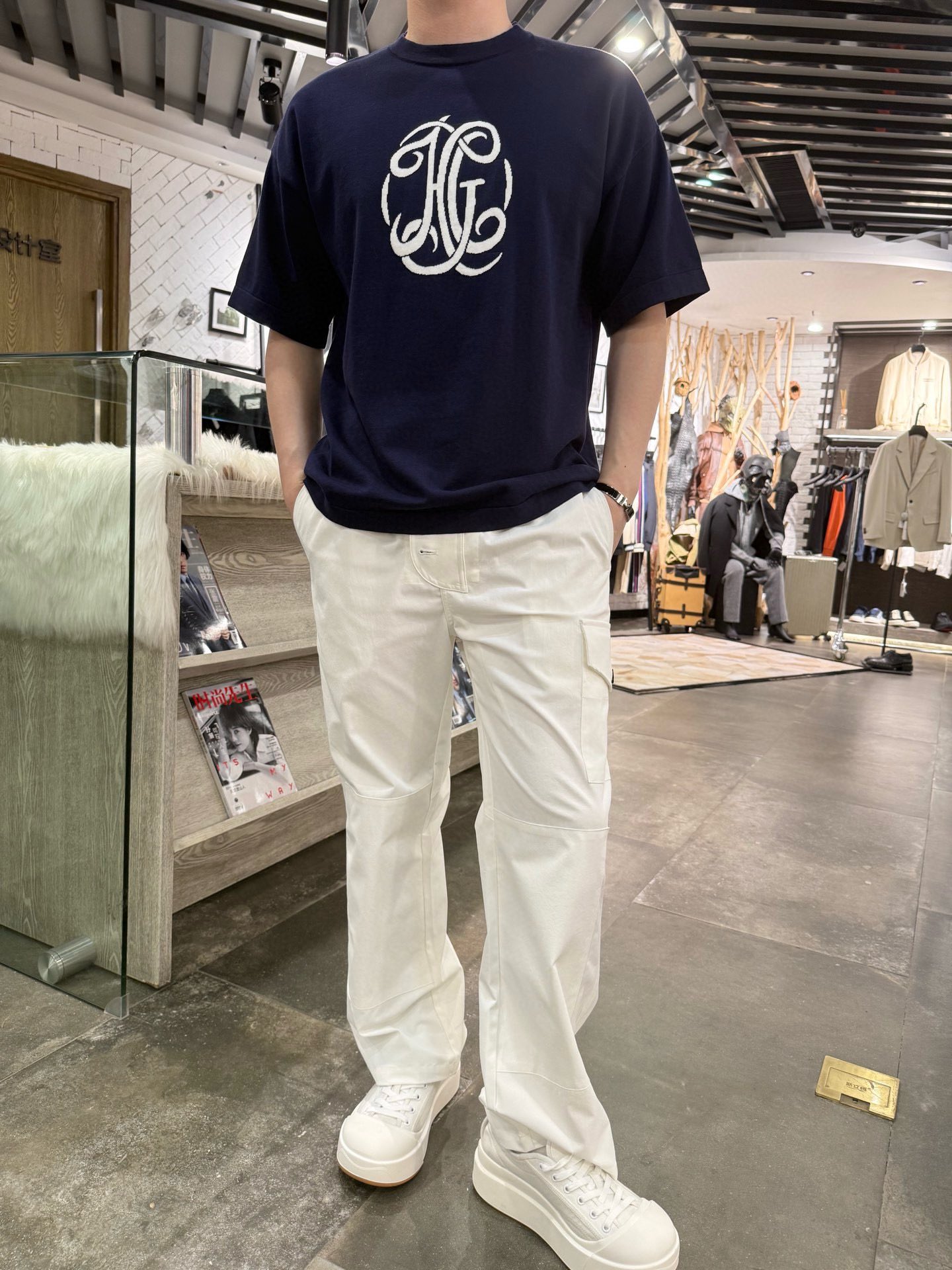 NO:459406,Cavalli-2025 dark blue wool short sleeves, a wonderful collision of fashion and comfort. High-quality pure cotton fabric, soft and skin-friendly, brings considerate care, exquisite jacquard letters on the chest, showing unique taste in a low-key manner. Simple round neck and loose style are suitable for diverse styles. Whether you are walking on the street or having a casual party, you can easily control it and interpret the fashion attitude with a calm attitude. S-L (model 180/140 wears S, with Hong Kong Lane Crawford gift box packaging), T-shirt, alexander wang19860909卡瓦利-2025深蓝色毛织短袖,时尚与舒适的美妙碰撞.高品质纯棉面料,柔软亲肤,带来贴心呵护,胸前精美提花字母,低调间彰显独特品味.简约圆领与宽松版型,适配多元风格,无论是漫步街头,还是休闲聚会,都能轻松驾驭,以从容之姿诠释风尚态度.码数S-L（模特180/140穿S,配香港连卡佛礼盒包装）,,T-shirt,alexander wang,Men's clothing