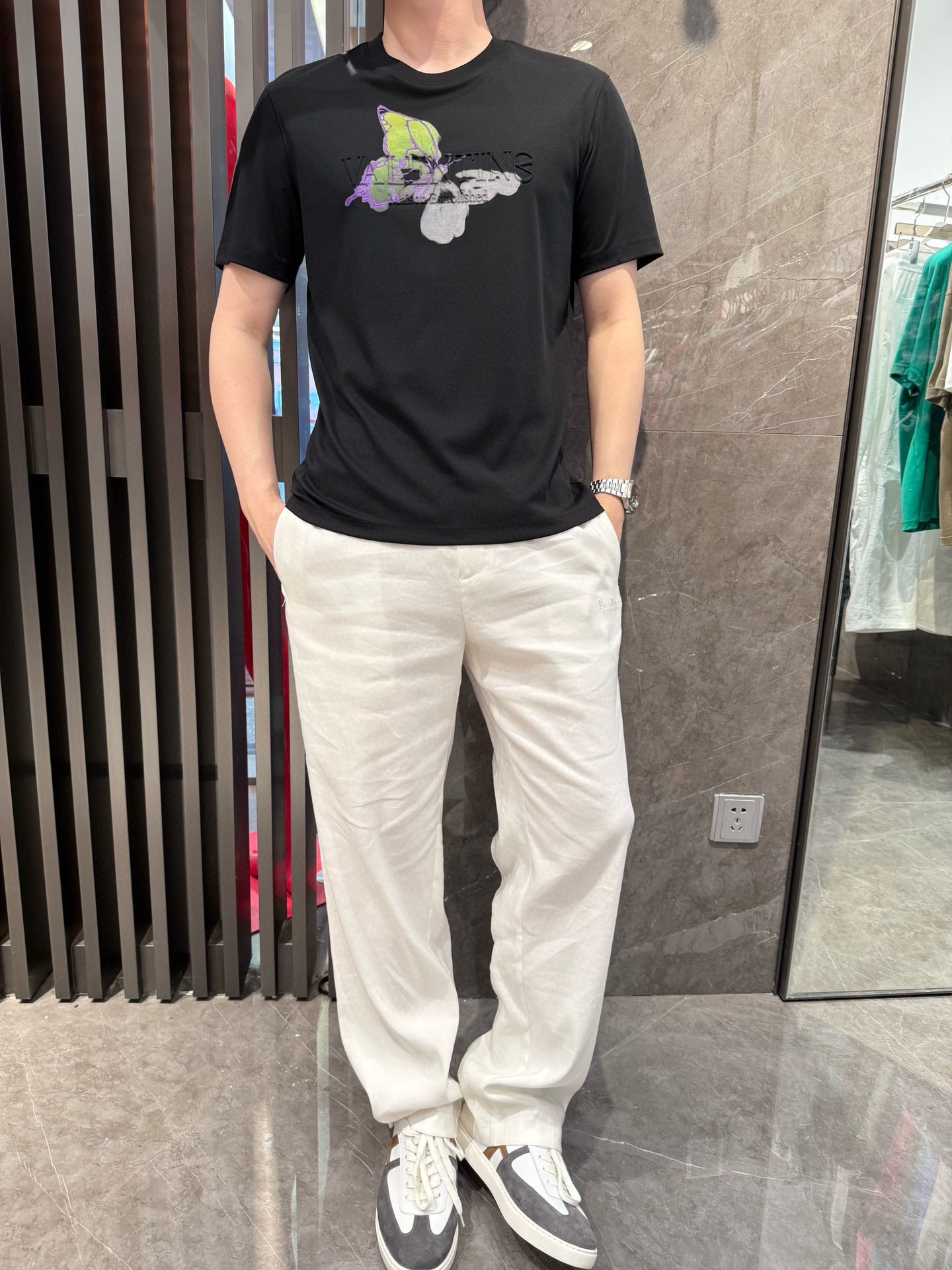 NO:459424,Valentino - the latest T-shirt shipment in 2025, hot-selling items in Europe and the United States!  Selected Italian imported brand long velvet cotton fabrics, the latest butterfly printing designs, highlighting fashion!  Number of codes 48-56 (model 180/140 wears 50, with Hong Kong Lane Crawford gift box packaging), valentino,tees, t-shirt,alexander wang19860909华伦天奴-2025最新T恤出货 欧美热销单品！精选意大利进口品牌长绒棉面料,最新的蝴蝶印花设计,彰显时尚 ！码数48-56（模特180/140穿50,配香港连卡佛礼盒包装）,,valentino,tees，t-shirt,alexander wang,Men's clothing