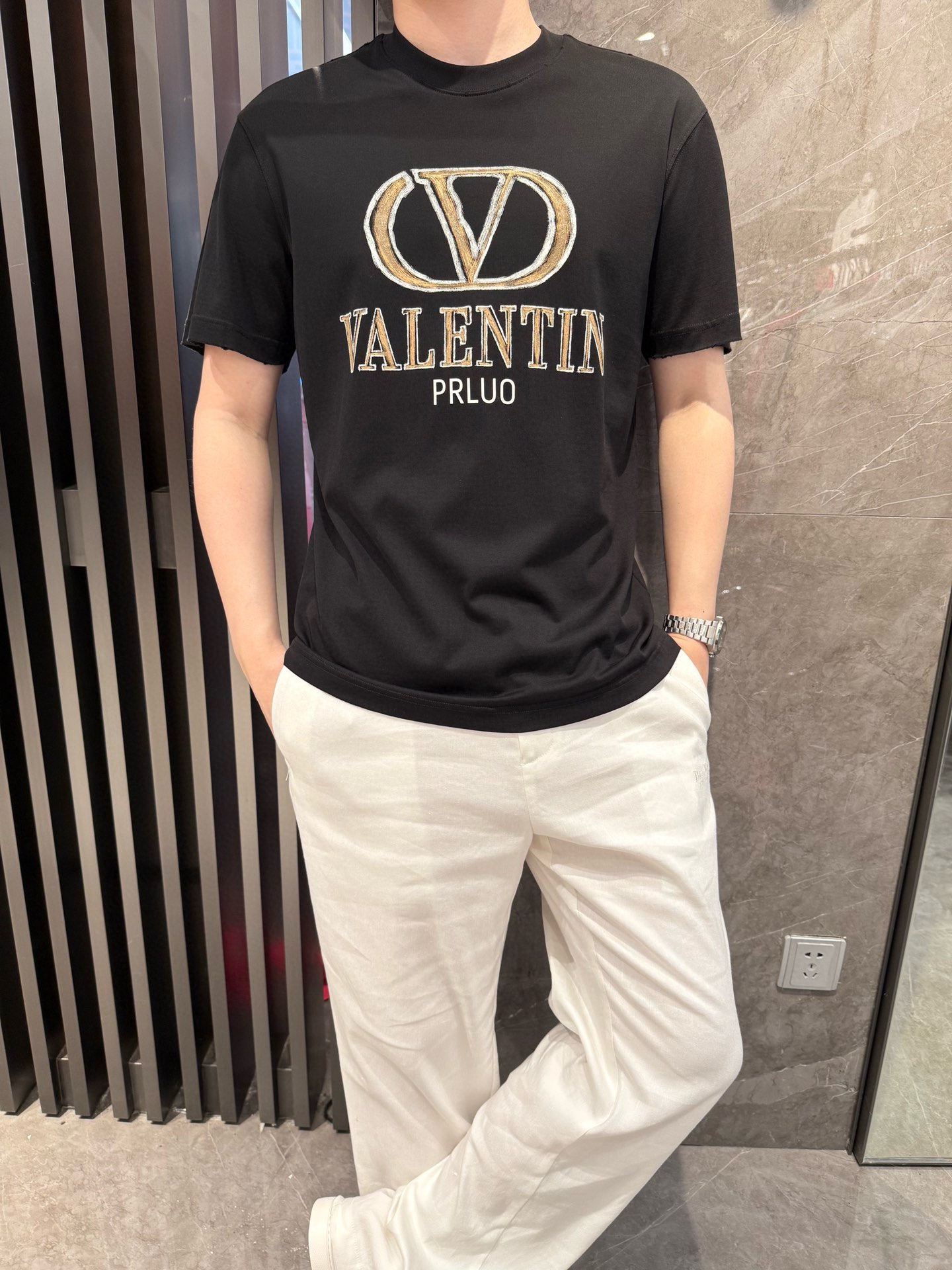 NO:459430,Valentino - the latest T-shirt shipment in 2025, hot-selling items in Europe and the United States!  Select 100% European cotton fabrics from Italian imported brands, the latest brand logo design, highlighting fashion!  Number of codes 48-56 (model 180/140 wears 50, with Hong Kong Lane Crawford gift box packaging), valentino,tees, t-shirt,alexander wang19860909华伦天奴-2025最新T恤出货 欧美热销单品！精选意大利进口品牌百分百欧货棉面料,最新的品牌标志设计,彰显时尚 ！码数48-56（模特180/140穿50,配香港连卡佛礼盒包装）,,valentino,tees，t-shirt,alexander wang,Men's clothing