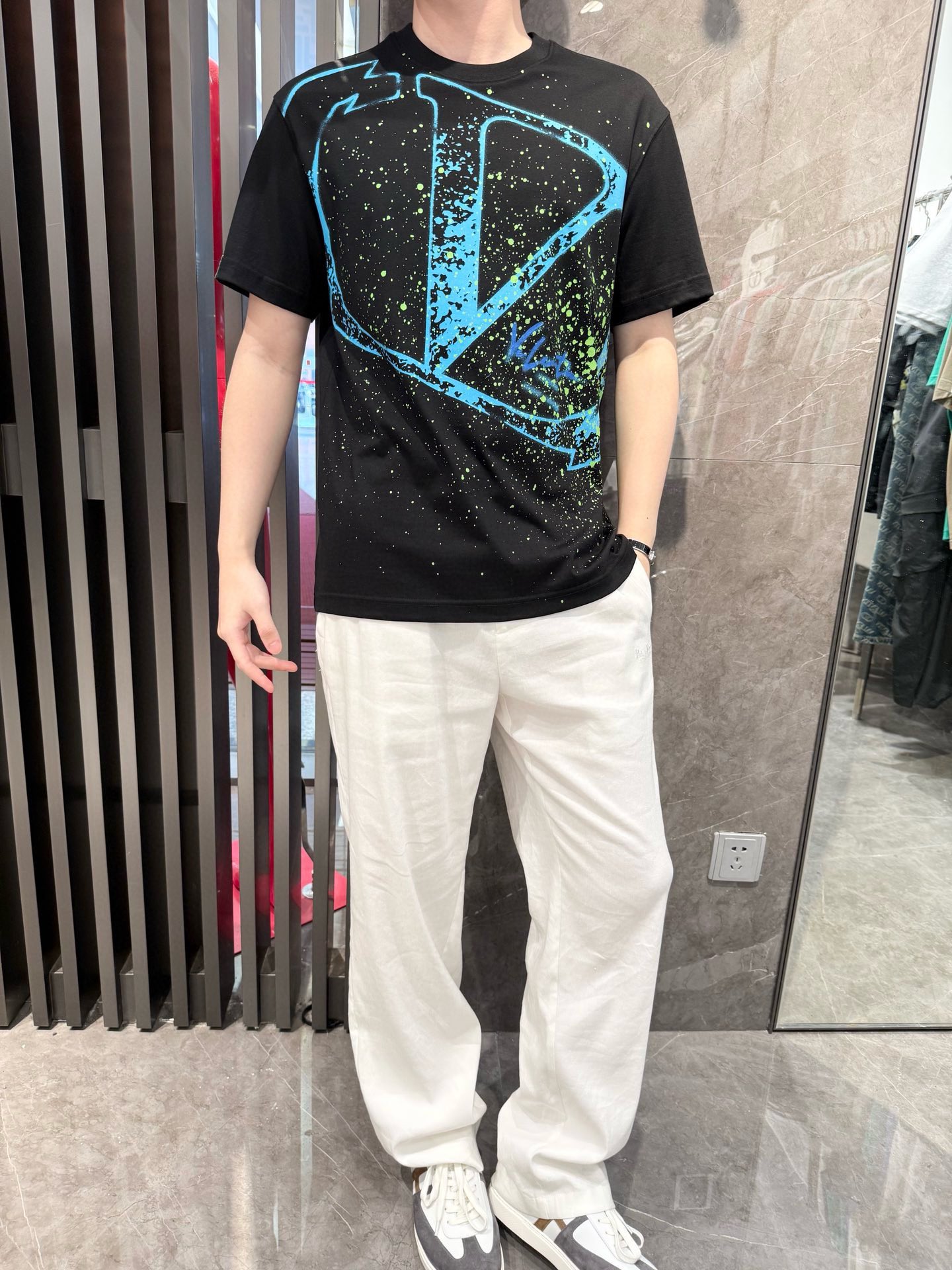 NO:459437,Valentino - the latest T-shirt shipment in 2025, hot-selling items in Europe and the United States!  Select 100% European cotton fabrics from imported Italian brands, the latest brand inkjet printing design, highlighting fashion!  Number of codes 48-56 (model 180/140 wears 50, with Hong Kong Lane Crawford gift box packaging), valentino,tees, t-shirt,alexander wang19860909华伦天奴-2025最新T恤出货 欧美热销单品！精选意大利进口品牌百分百欧货棉面料,最新的品牌喷墨印花设计,彰显时尚 ！码数48-56（模特180/140穿50,配香港连卡佛礼盒包装）,,valentino,tees，t-shirt,alexander wang,Men's clothing