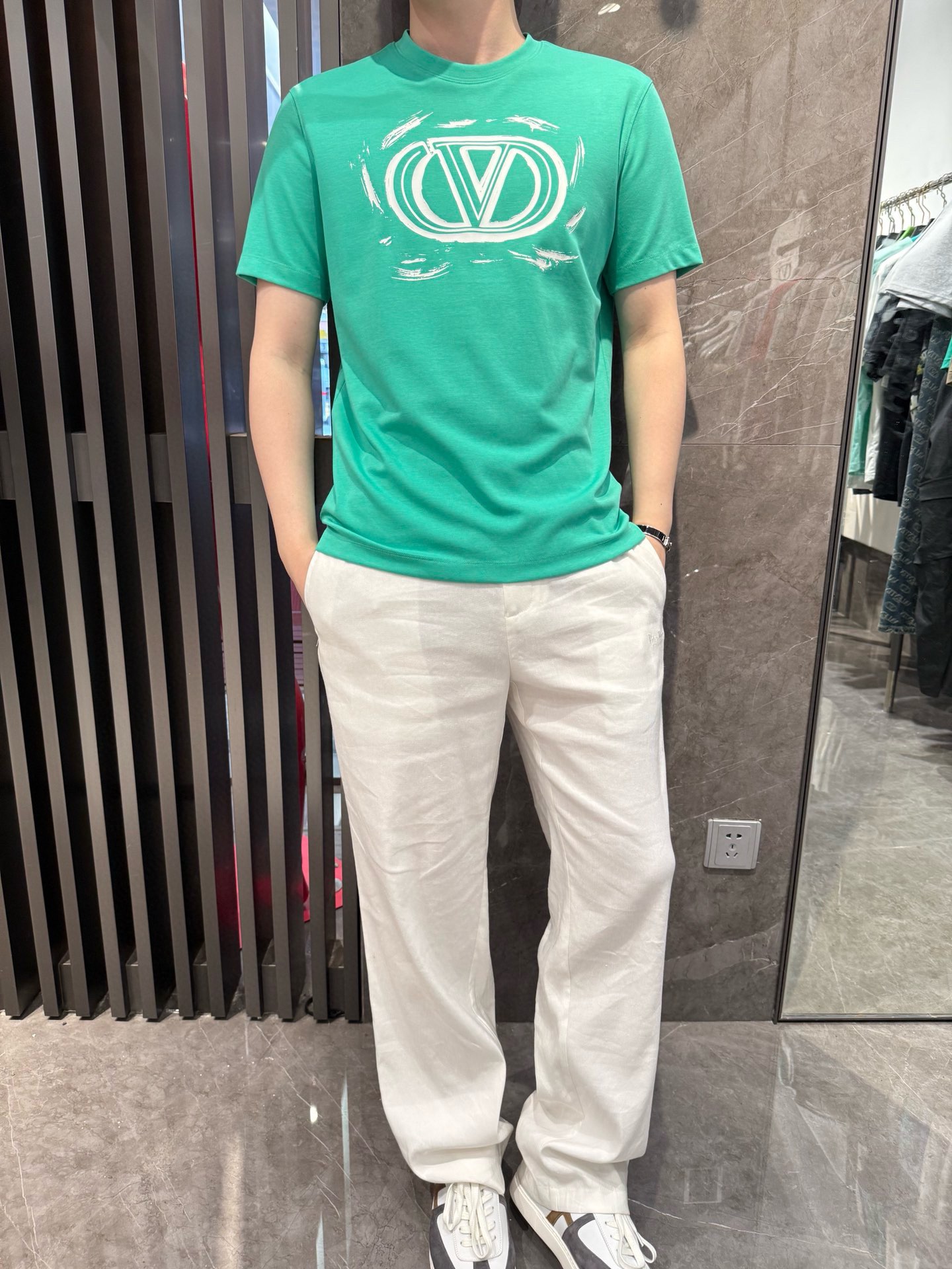 NO:480272,Valentino - the latest T-shirt shipment in 2025, hot-selling items in Europe and the United States!  Selected Italian imported brand European cotton fabrics, the latest brand inkjet printing design, highlighting fashion!  Number of codes 48-56 (model 180/wear 50, with Hong Kong Lane Crawford gift box packaging), valentino,tees, t-shirt,alexander wang19860909华伦天奴-2025最新T恤出货 欧美热销单品！精选意大利进口品牌欧货棉面料,最新的品牌喷墨印花设计,彰显时尚 ！码数48-56（模特180/穿50,配香港连卡佛礼盒包装）,,valentino,tees，t-shirt,alexander wang,Men's clothing