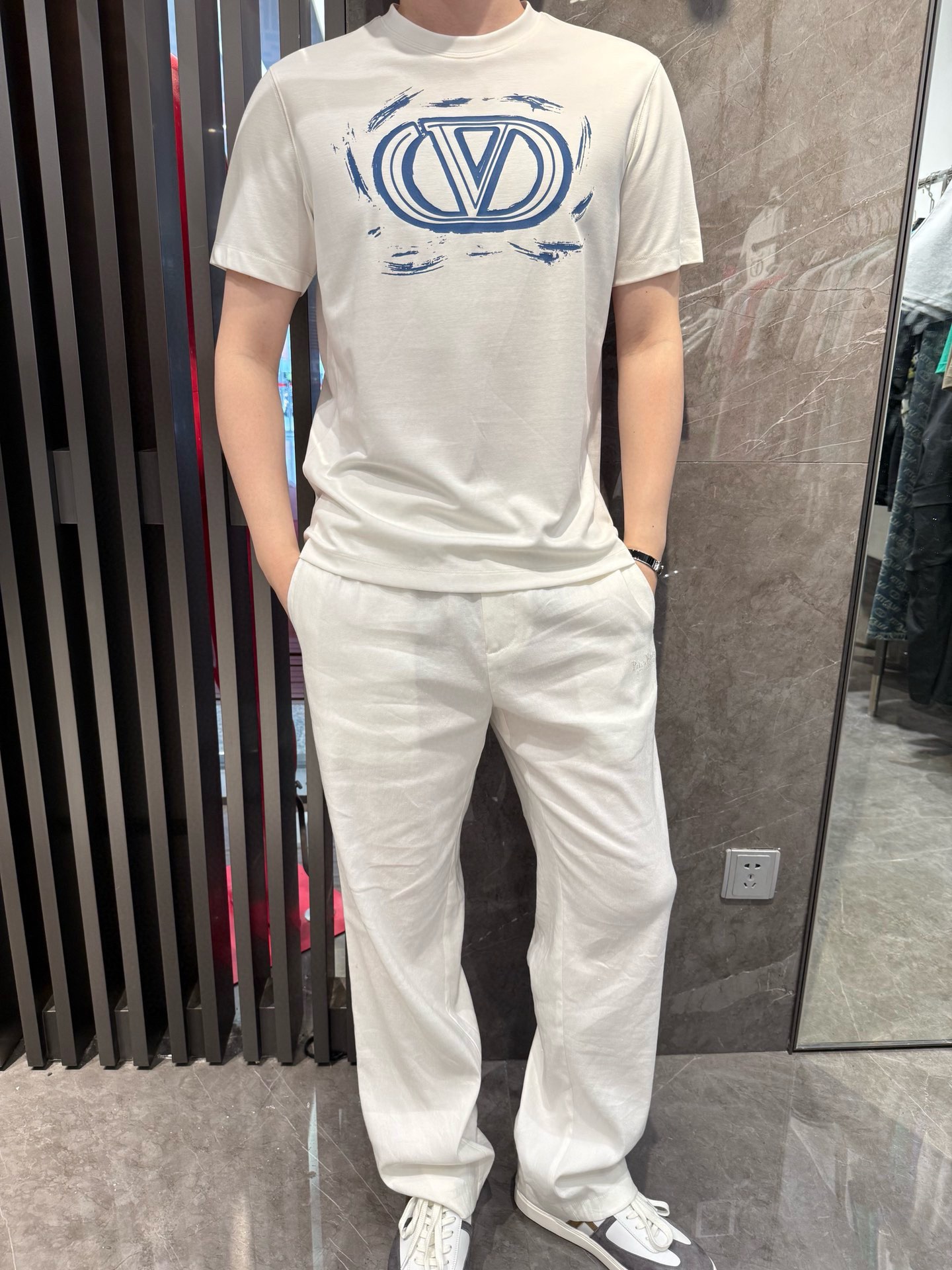 NO:459384,Valentino - the latest T-shirt shipment in 2025, hot-selling items in Europe and the United States!  Selected Italian imported brand European cotton fabrics, the latest brand inkjet printing design, highlighting fashion!  Number of codes 48-56 (model 180/140 wears 50, with Hong Kong Lane Crawford gift box packaging), valentino,tees, t-shirt,alexander wang19860909华伦天奴-2025最新T恤出货 欧美热销单品！精选意大利进口品牌欧货棉面料,最新的品牌喷墨印花设计,彰显时尚 ！码数48-56（模特180/140穿50,配香港连卡佛礼盒包装）,,valentino,tees，t-shirt,alexander wang,Men's clothing