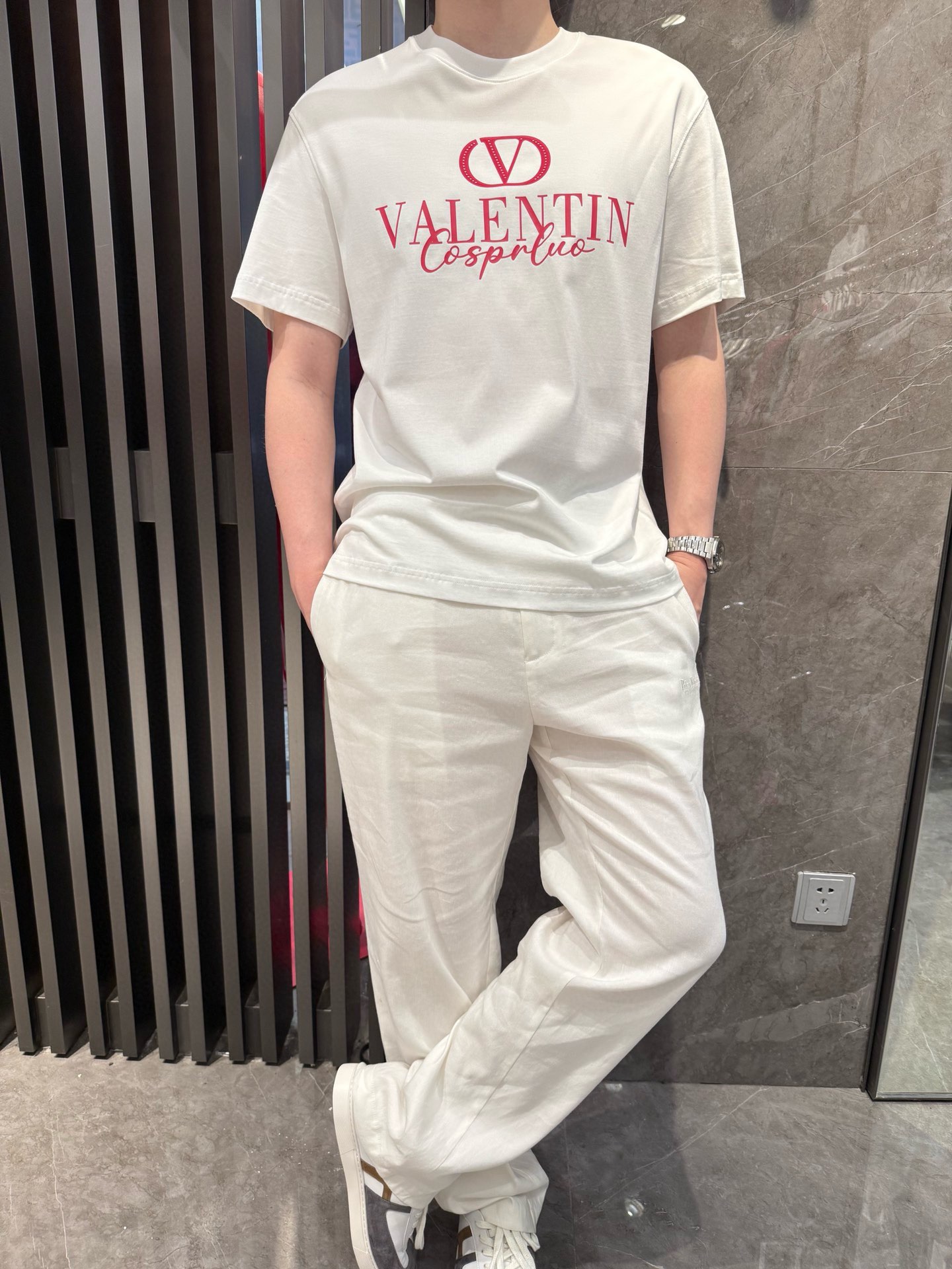 NO:459392,Valentino - the latest T-shirt shipment in 2025, hot-selling items in Europe and the United States!  Select 100% European cotton fabrics from Italian imported brands, the latest brand logo design, highlighting fashion!  Number of codes 48-56 (model 180/140 wears 50, with Hong Kong Lane Crawford gift box packaging), valentino,tees, t-shirt,alexander wang19860909华伦天奴-2025最新T恤出货 欧美热销单品！精选意大利进口品牌百分百欧货棉面料,最新的品牌标志设计,彰显时尚 ！码数48-56（模特180/140穿50,配香港连卡佛礼盒包装）,,valentino,tees，t-shirt,alexander wang,Men's clothing