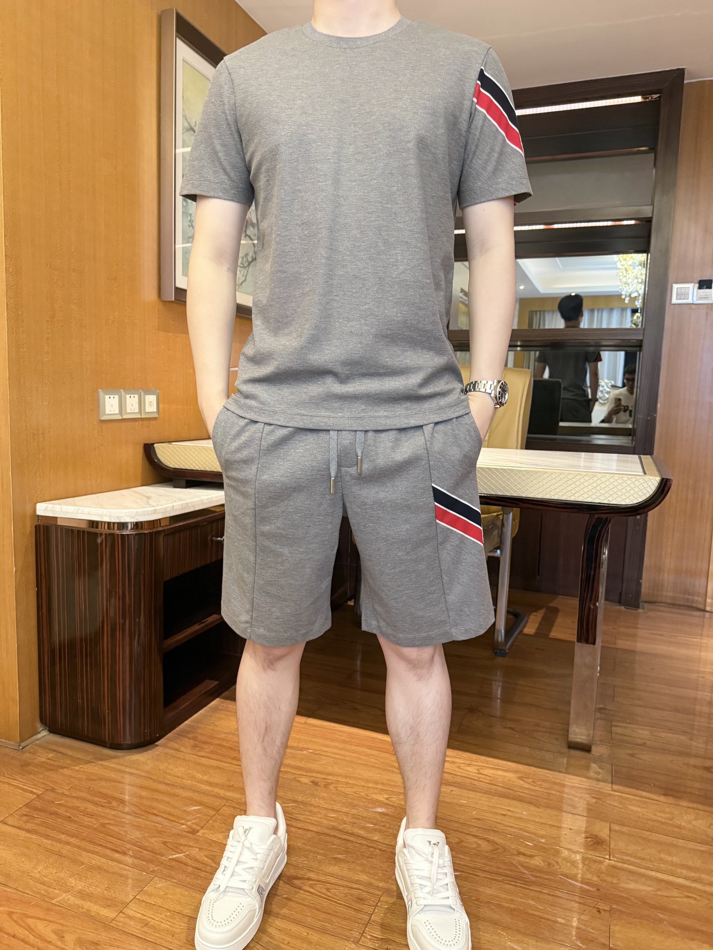 NO:459398,Bangu - 2025 latest hot-selling sets are shipped, and European and American hot-selling items!  Selected Italian imported fine cotton fabrics with simple designs, and the webbing design on the cuffs highlights fashion. You cannot miss it. Size 48-56 (model 180/140 wears 50, with Hong Kong Lane Crawford gift box packaging), Moncler, alexander wang19860909蒙口-2025最新爆款套装出货 欧美热销单品！精选意大利进口精棉面料搭配简约的设计,袖口的织带设计彰显时尚 您不容错过.尺码48-56（模特180/140穿50,配香港连卡佛礼盒包装）,,Moncler,alexander wang,Men's clothing