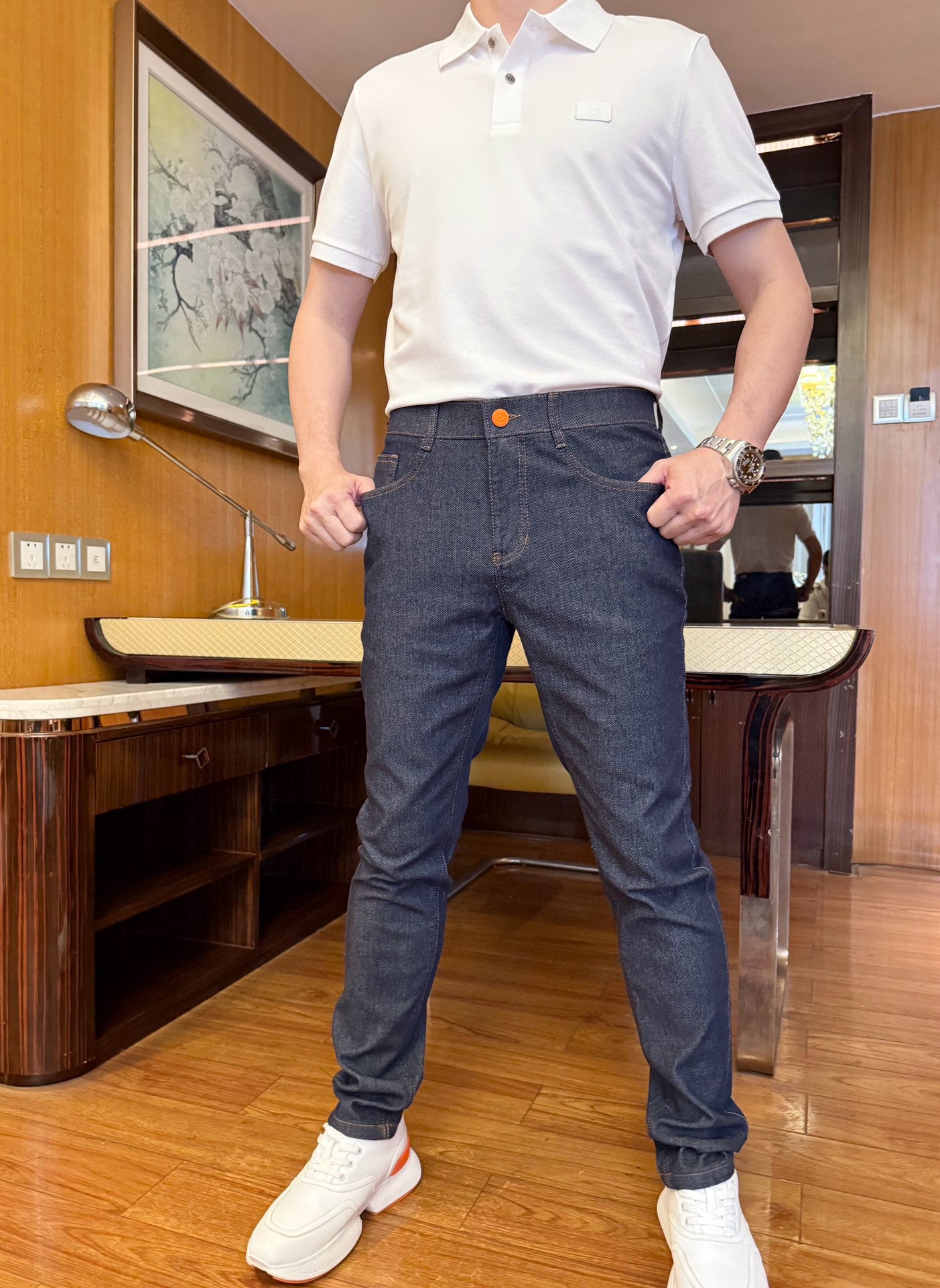 NO:459404,Hermes - the latest jeans in 2025 are shipped and released simultaneously in Europe and the United States. Selected custom tannins imported from Italy and matched with the latest straight slim design. The rear pocket brand logo and the latest leather logo show the charm. You are definitely worthy of it. The number of codes is 29-38 (model 173/130 wears 31, with Hong Kong Lane Crawford gift box packaging), hermes, jeans, alexander wang19860909爱马仕-2025最新款牛仔裤出货 欧美同步发售.精选意大利进口定制丹宁面料搭配最新的直筒修身设计,后口袋品牌标志和最新皮标相当彰显韵味 您绝对值得拥有.码数29-38（模特173/130穿31,配香港连卡佛礼盒包装）,,hermes,jeans,alexander wang,Men's clothing