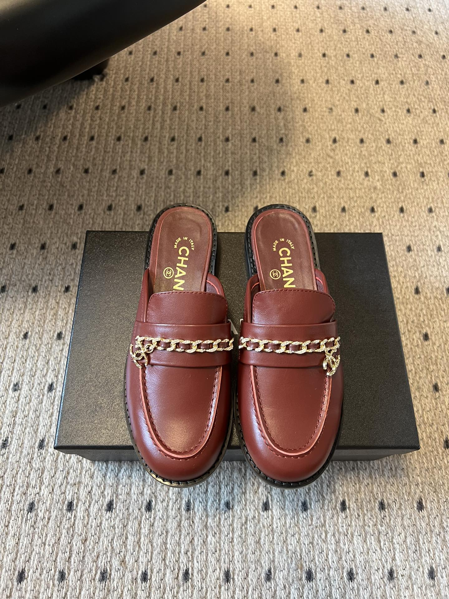 NO:448017,Chane* 25SS new round-toe semi-drag loafers must-have hot products, the new loafers of Grandma, the design is simple and high-end, super versatile! Chain embellishment! Imported cowhide The texture of natural animal leather visible to the naked eye! Top version, no pressure in and out of the cabinet, very book-like and elegant on the feet, super good feet, versatile items, Goddess series, with the elegant and famous temperament of Xiangjia, super durable, irresistible, heart-wonderful... Upper cowhide/suede, inner sheepskin, imported genuine leather sole Size: 35-41 (41 custom made without return or exchange), semi-torque, chanel, chanel, loafers, cowhide, sheepskin, chamois leather, Leather soles19860909Chane* 25SS新款 圆头半拖 乐福鞋 必备爆款 香奶奶新品乐福鞋 设计简约高级,超级百搭款！链条点缀！进口牛皮肉眼可见的天然动物皮革的质感！顶级版本 进出柜柜无压力 上脚很有书香气质 脚感超好 百搭单品 女神系列,拥有香家特色优雅名媛气质,超级耐看,让人无法抗拒,心动ing…… 鞋面牛皮/麂皮 內里羊皮 大底进口真皮大底 码数:35-41（41定制不退换）,半拖,chanel,chanel,loafers,cowhide,sheepskin,chamois leather,Leather soles,Women's Shoes