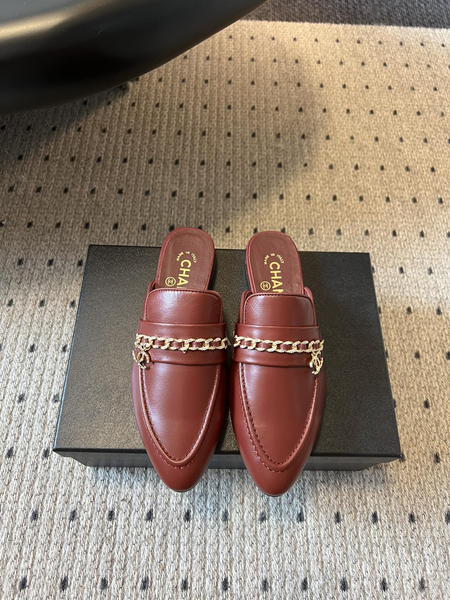 NO:447992,Chanel 25ss Xiaoxiang New Style Pointed Half-Drag Loafers Spring and Summer Fragrant Home Points and Big Grandma New Loafers The design is simple and high-end, super versatile! Chain embellishment! Imported cowhide The texture of natural animal leather visible to the naked eye! Top version, no pressure to enter and exit cabinet, very book-like and elegant on the feet, super good foot feel, versatile items, goddess series, with the elegant and famous temperament of Xiangjia, super durable, irresistible, heart-wonderful... Cowhide upper, inner sheepskin, imported genuine leather sole, Size: 35-41 (41 custom made without return and exchange), semi-drag, chanel, chanel, loafers, cowhide, sheepskin, Leather soles19860909Chanel 25ss 小香 新款 尖头半拖 乐福鞋春夏香家必备爆款 香奶奶新品乐福鞋 设计简约高级,超级百搭款！链条点缀！进口牛皮肉眼可见的天然动物皮革的质感！顶级版本 进出柜柜无压力 上脚很有书香气质 脚感超好 百搭单品 女神系列,拥有香家特色优雅名媛气质,超级耐看,让人无法抗拒,心动ing…… 鞋面牛皮 內里羊皮 大底进口真皮大底 码数:35-41（41定制不退换）,半拖,chanel,chanel,loafers,cowhide,sheepskin,Leather soles,Women's Shoes