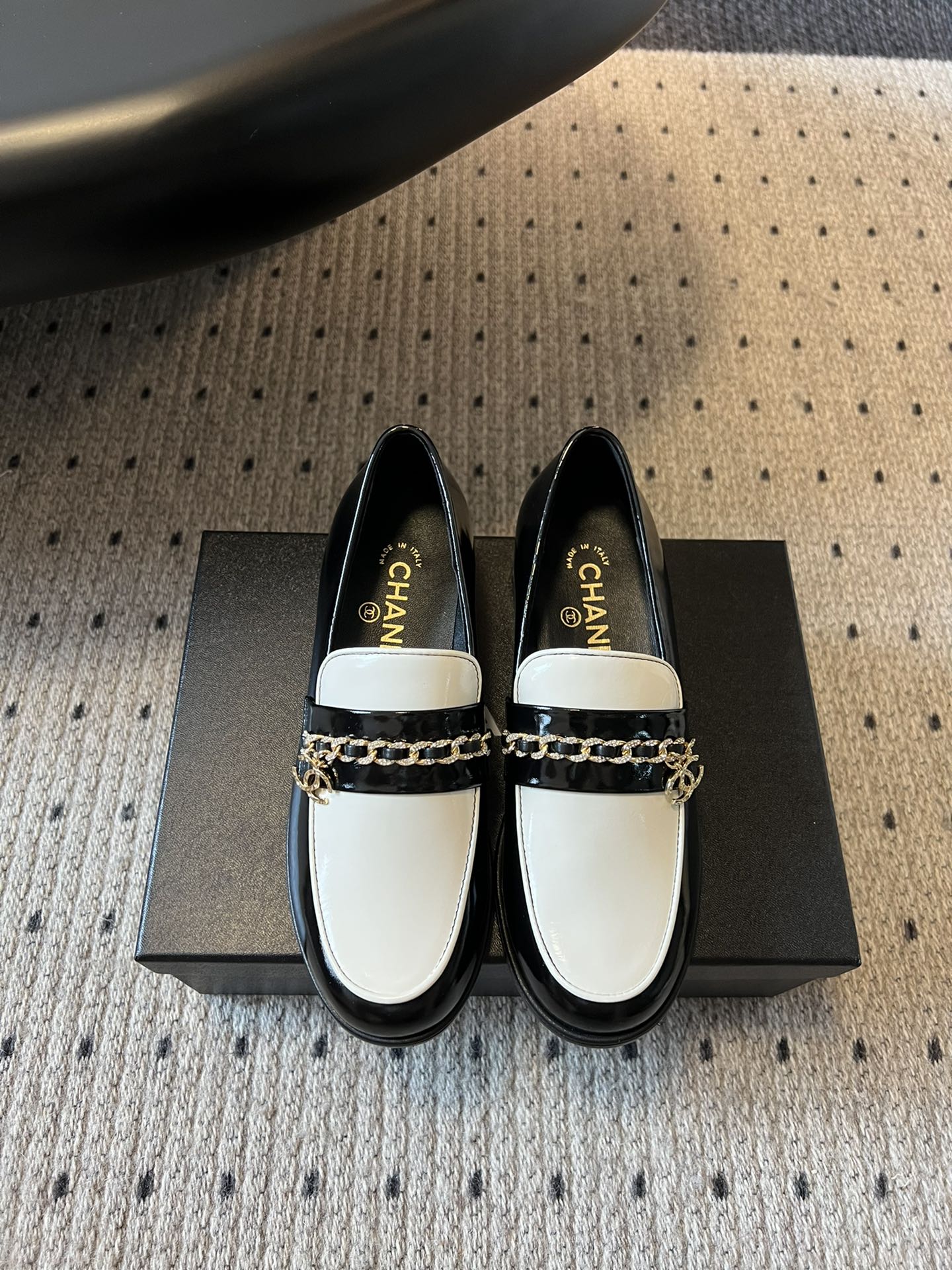 NO:447999,Chanel 25ss Xiaoxiang New style Chain terms Loafers Spring and summer must-have hot products Xiangjia Xiangjia New Loafers The design is simple and high-end, super versatile! Chain embellishment! Imported cowhide The texture of natural animal leather visible to the naked eye! Top version, no pressure in and out of the cabinet, very book-like and elegant on the feet, super good feet, versatile items, Goddess series, with the elegant and famous temperament of Xiangjia, super durable, irresistible, heart-wonderful... Cowhide upper, inner sheepskin, imported genuine leather sole, Size: 35-41 (41 custom made, no return or exchange), Loafers, chanel, chanel, loafers, cowhide, sheepskin, Leather soles19860909Chanel 25ss 小香 新款 链条款 乐福鞋春夏香家必备爆款 香奶奶新品乐福鞋 设计简约高级,超级百搭款！链条点缀！进口牛皮肉眼可见的天然动物皮革的质感！顶级版本 进出柜柜无压力 上脚很有书香气质 脚感超好 百搭单品 女神系列,拥有香家特色优雅名媛气质,超级耐看,让人无法抗拒,心动ing…… 鞋面牛皮 內里羊皮 大底进口真皮大底 码数:35-41（41定制不退换）,乐福鞋,chanel,chanel,loafers,cowhide,sheepskin,Leather soles,Women's Shoes