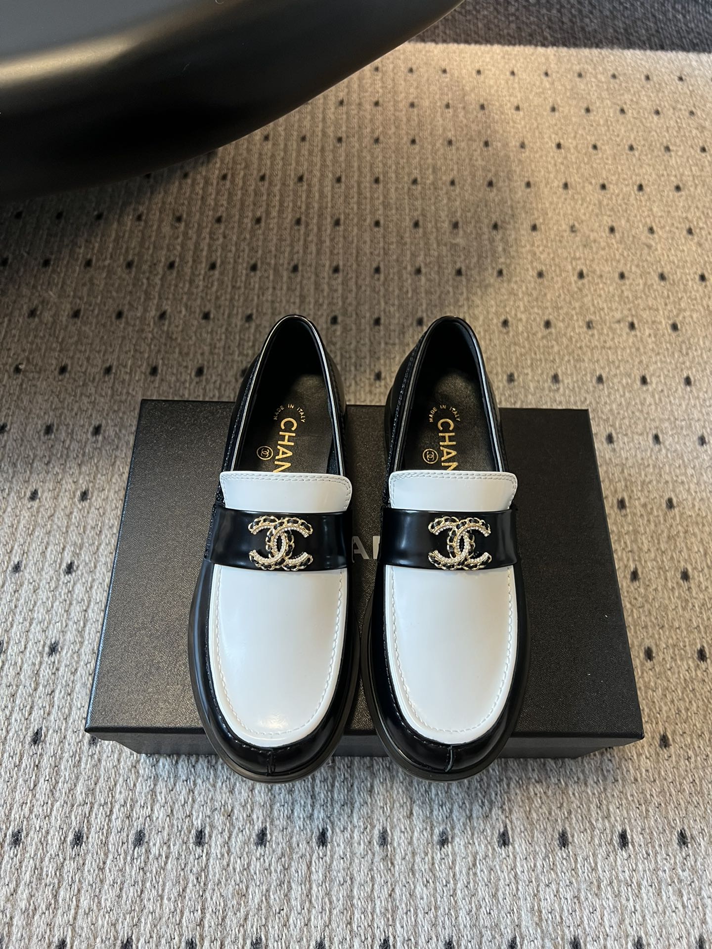 NO:448009,Chanel 25ss Xiaoxiang New Double C-style loafers Spring and summer must-have hot products Xiangjia Xiangjia New Loafers The design is simple and high-end, super versatile! Double C logo embellishment! Imported cowhide The texture of natural animal leather visible to the naked eye! Top version, no pressure in and out of the cabinet, very book-like and elegant on the feet, super good foot feel, versatile items, goddess series, with the elegant and famous temperament of Xiangjia, super durable, irresistible, heart-wonderful... Upper cowhide/suede, inner sheepskin, imported genuine leather sole Size: 35-41 (41 custom made without return or exchange), loafers, chanel, chanel, loafers, cowhide, sheepskin, chamois leather, Leather soles19860909Chanel 25ss 小香 新款 双C款 乐福鞋春夏香家必备爆款 香奶奶新品乐福鞋 设计简约高级,超级百搭款！双C logo点缀！进口牛皮肉眼可见的天然动物皮革的质感！顶级版本 进出柜柜无压力 上脚很有书香气质 脚感超好 百搭单品 女神系列,拥有香家特色优雅名媛气质,超级耐看,让人无法抗拒,心动ing…… 鞋面牛皮/麂皮 內里羊皮 大底进口真皮大底 码数:35-41（41定制不退换）,乐福鞋,chanel,chanel,loafers,cowhide,sheepskin,chamois leather,Leather soles,Women's Shoes