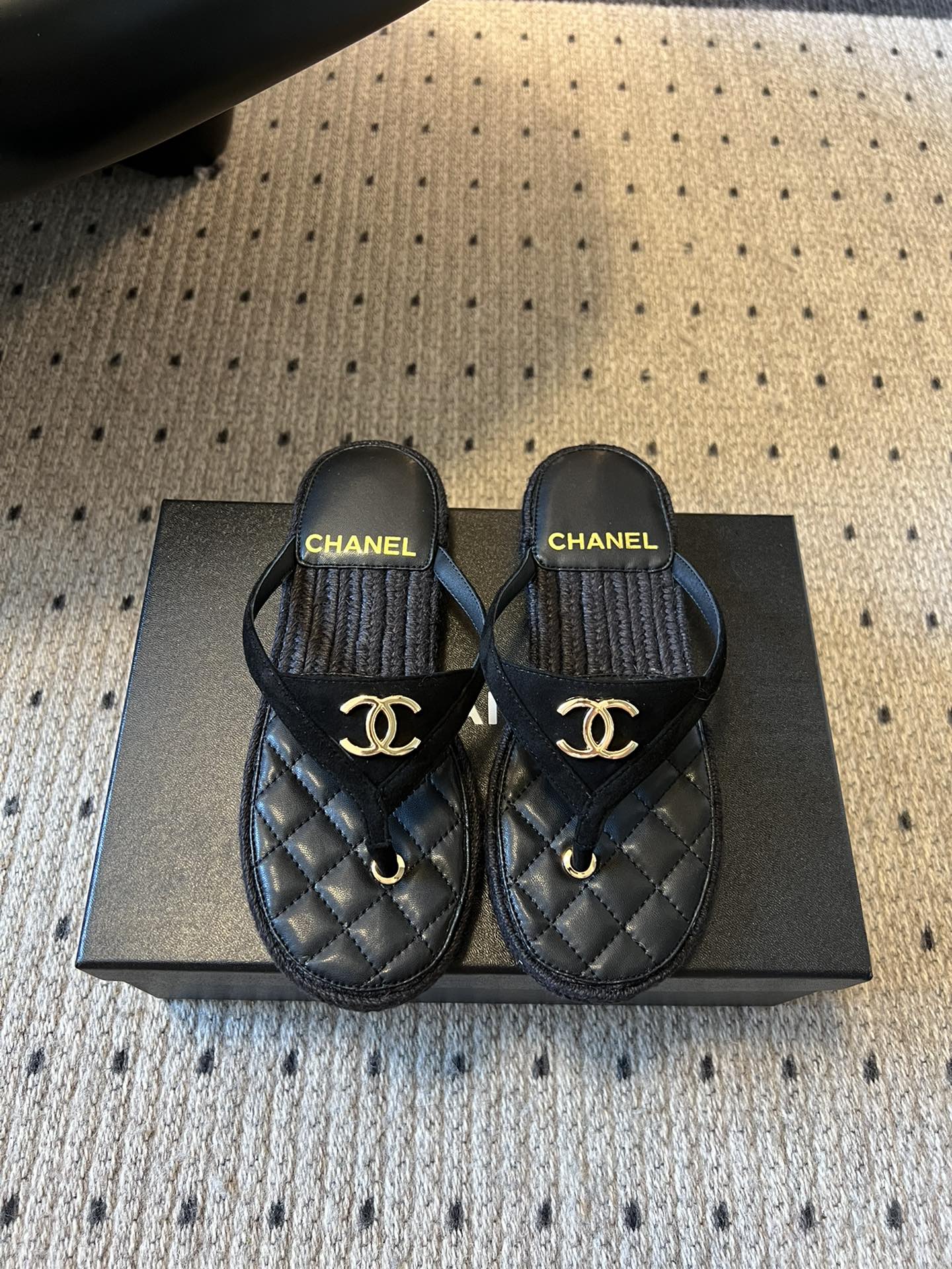 NO:437110,Chanel 25ss Xiaoxiang New style Triangle flip-flops A must-have hot spring and summer Xiangjia, Xiang Grandma's new loafers, simple and high-end design, super versatile! Double C logo embellishment! Imported cowhide The texture of natural animal leather visible to the naked eye! Top version, no pressure in and out of the cabinet, very book-like and elegant on the feet, super good feeling of feet, versatile items, goddess series, with the elegant and famous temperament of Xiangjia, super durable, irresistible, heart-wrenching... Upper cowhide/suede, inner sheepskin, imported genuine leather sole, Size: 35-41 (41 custom made without return and exchange), split-toed shoes, chanel, chanel, loafers, cowhide, sheepskin, chamois leather, Leather soles19860909Chanel 25ss 小香 新款 三角人字拖 春夏香家必备爆款 香奶奶新品乐福鞋 设计简约高级,超级百搭款！双C logo点缀！进口牛皮肉眼可见的天然动物皮革的质感！顶级版本 进出柜柜无压力 上脚很有书香气质 脚感超好 百搭单品 女神系列,拥有香家特色优雅名媛气质,超级耐看,让人无法抗拒,心动ing…… 鞋面牛皮/麂皮 內里羊皮 大底进口真皮大底 码数:35-41（41定制不退换）,分趾鞋,chanel,chanel,loafers,cowhide,sheepskin,chamois leather,Leather soles,Women's Shoes