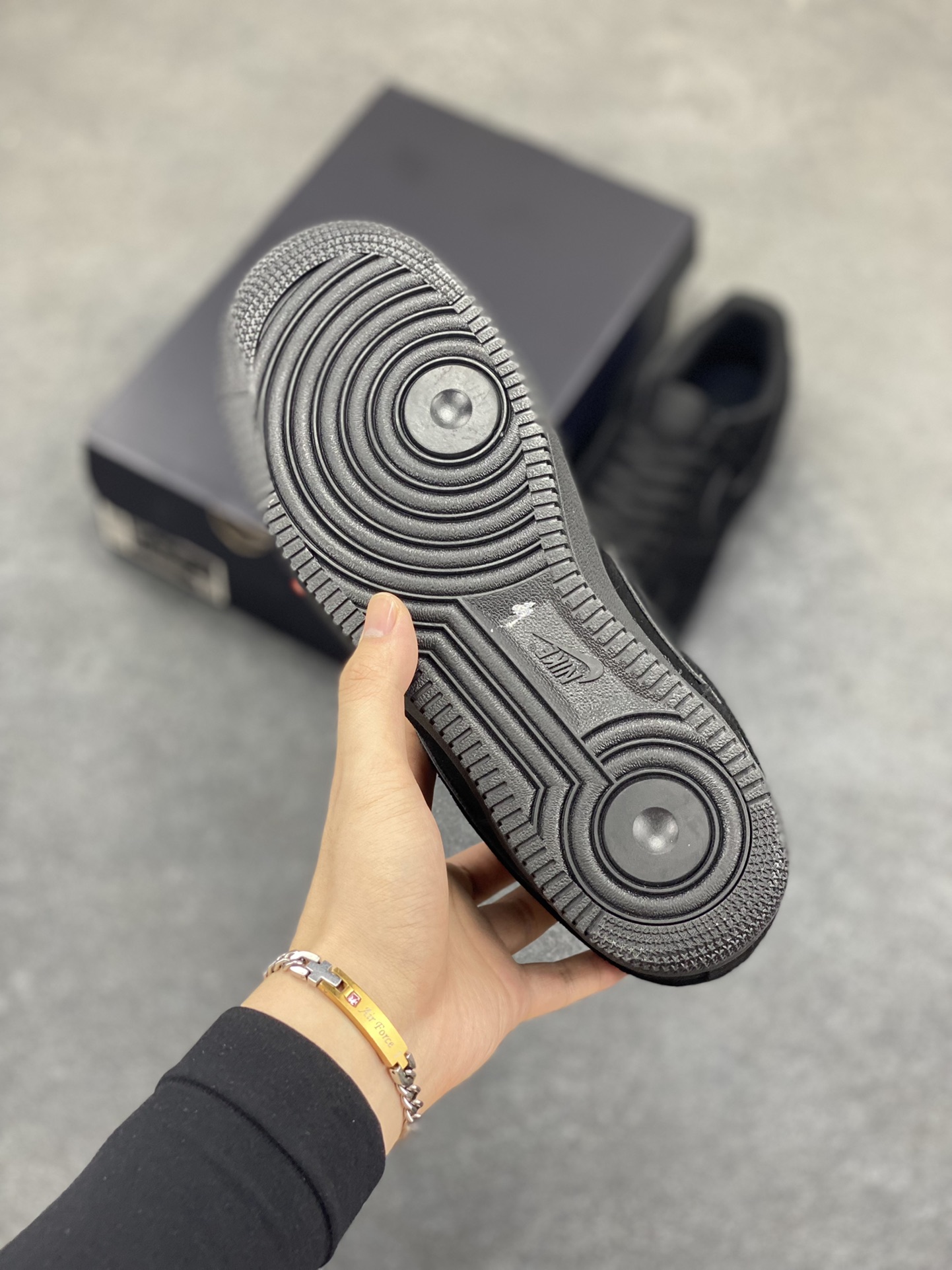 图片[5]-Nike Air Force 1 Low 翻毛黑 原楦头原纸板 打造纯正空军版型 专注外贸渠道 全掌内置蜂窝气垫 原盒配件 原厂中底钢印、拉帮完美 货号：HQ1966-002 尺码：36 36.5 37.5 38 38.5 39 40 40.5 41 42 42.5 43 44 44.5 45-选品中心