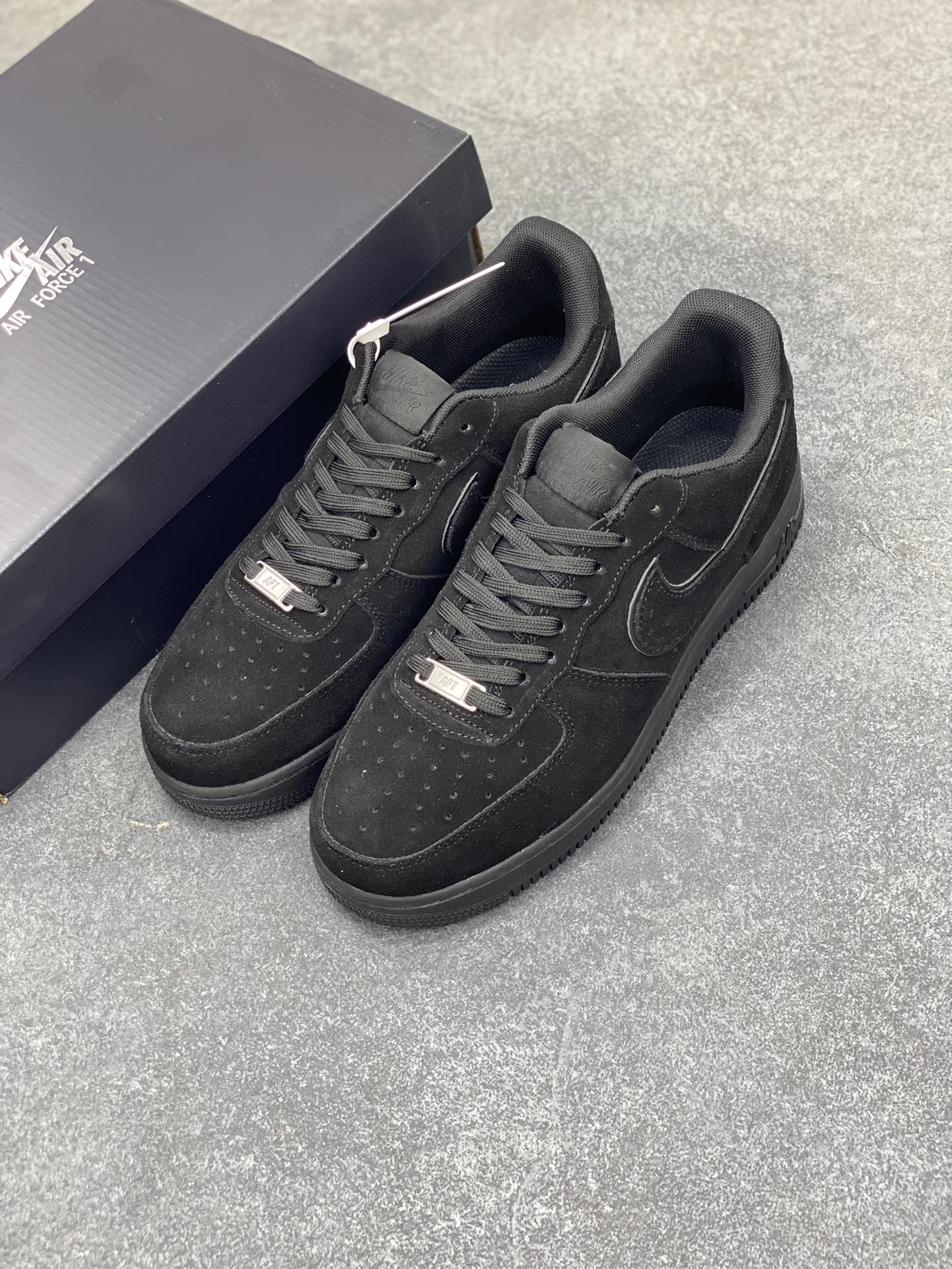 图片[8]-Nike Air Force 1 Low 翻毛黑 原楦头原纸板 打造纯正空军版型 专注外贸渠道 全掌内置蜂窝气垫 原盒配件 原厂中底钢印、拉帮完美 货号：HQ1966-002 尺码：36 36.5 37.5 38 38.5 39 40 40.5 41 42 42.5 43 44 44.5 45-选品中心