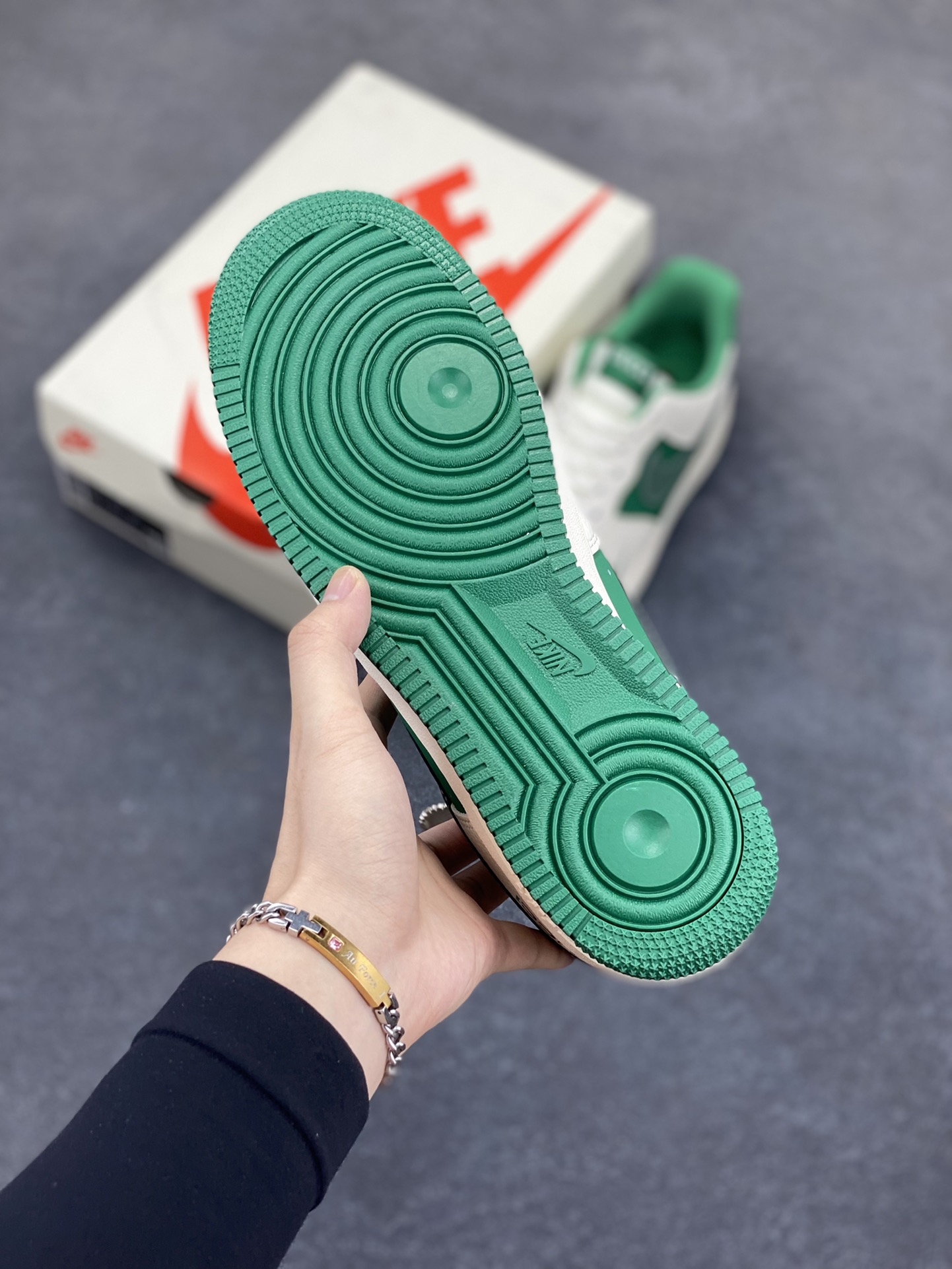 图片[5]-NIke Air Force 1 \’07 Low “古驰联名——米绿底”空军一号 低帮 运动鞋 休闲鞋 折边针车 工艺难度大 原楦头原纸板 原装鞋盒 定制五金配件 内置全掌气垫 原厂鞋底 货号：KK1988-083 尺码：36 36.5 37.5 38 38.5 39 40 40.5 41 42 42.5 43 44 44.5 45-选品中心