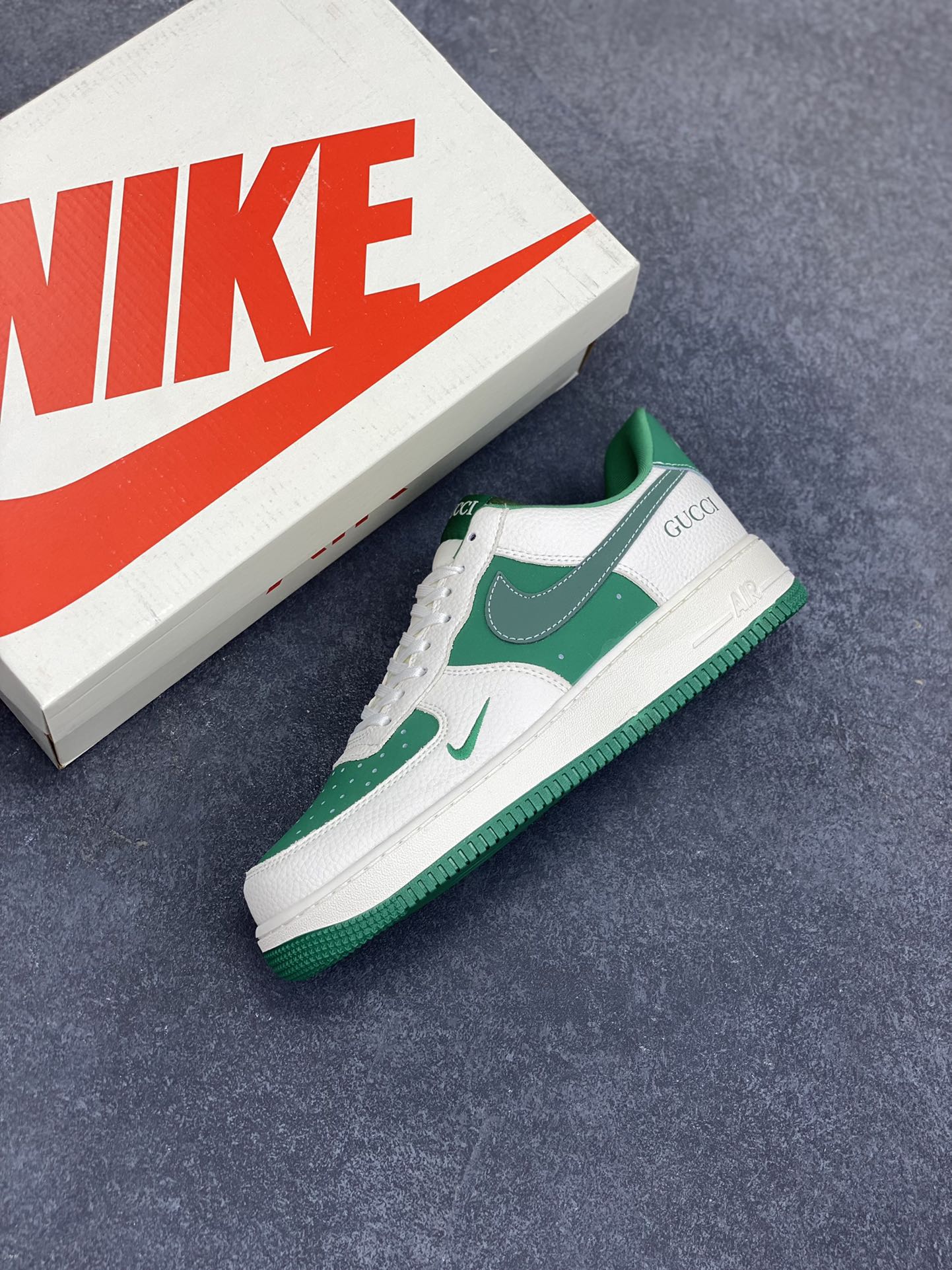 图片[7]-NIke Air Force 1 \’07 Low “古驰联名——米绿底”空军一号 低帮 运动鞋 休闲鞋 折边针车 工艺难度大 原楦头原纸板 原装鞋盒 定制五金配件 内置全掌气垫 原厂鞋底 货号：KK1988-083 尺码：36 36.5 37.5 38 38.5 39 40 40.5 41 42 42.5 43 44 44.5 45-选品中心