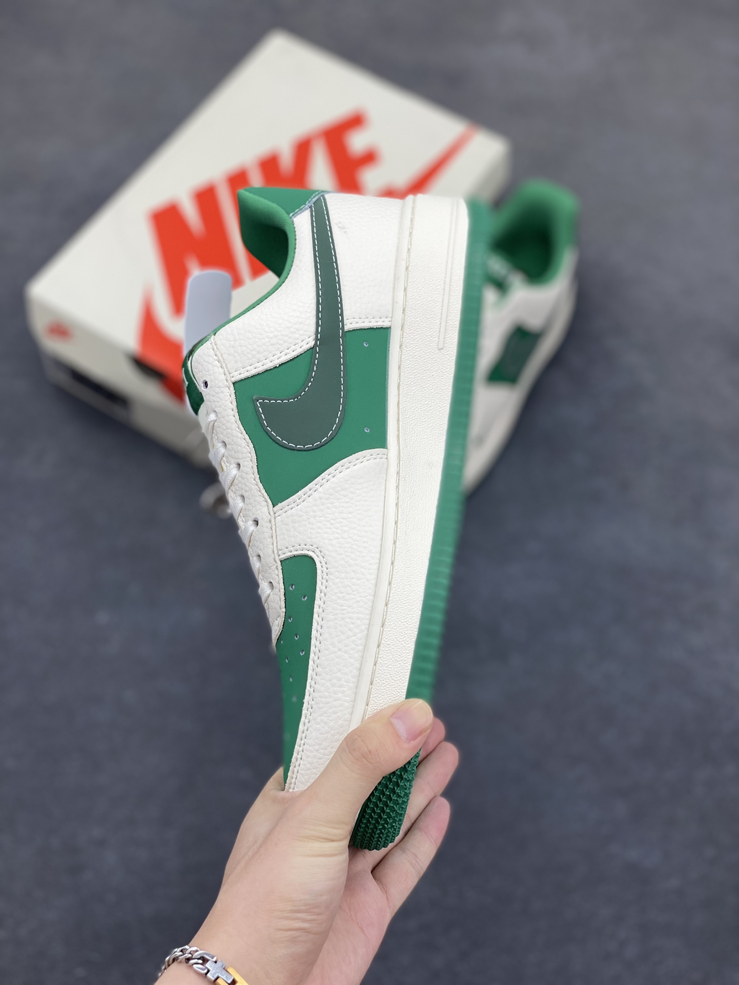 图片[3]-NIke Air Force 1 \’07 Low “古驰联名——米绿底”空军一号 低帮 运动鞋 休闲鞋 折边针车 工艺难度大 原楦头原纸板 原装鞋盒 定制五金配件 内置全掌气垫 原厂鞋底 货号：KK1988-083 尺码：36 36.5 37.5 38 38.5 39 40 40.5 41 42 42.5 43 44 44.5 45-选品中心