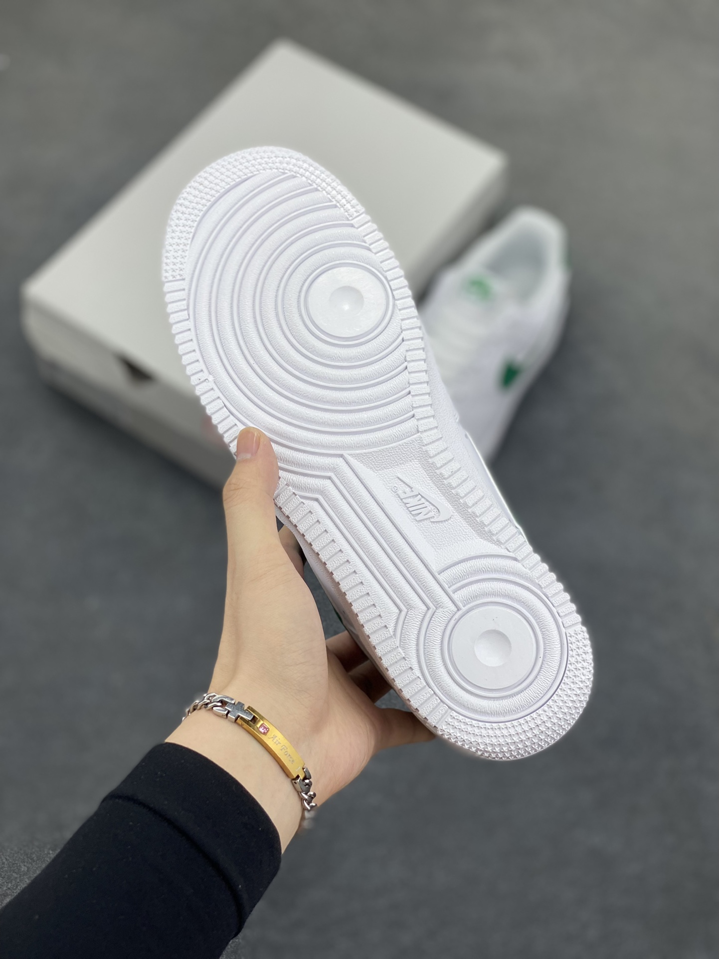 图片[5]-Nike Air Force 1‘07 Low 白孔雀绿 空军一号低帮休闲板鞋 原楦头原纸板 打造纯正空军版型#专注外贸渠道 全掌内置蜂窝气垫 #原盒配件 原厂中底钢印、拉帮完美 货号：FJ4146-121 尺码：36 36.5 37.5 38 38.5 39 40 40.5 41 42 42.5 43 44 44.5 45-选品中心