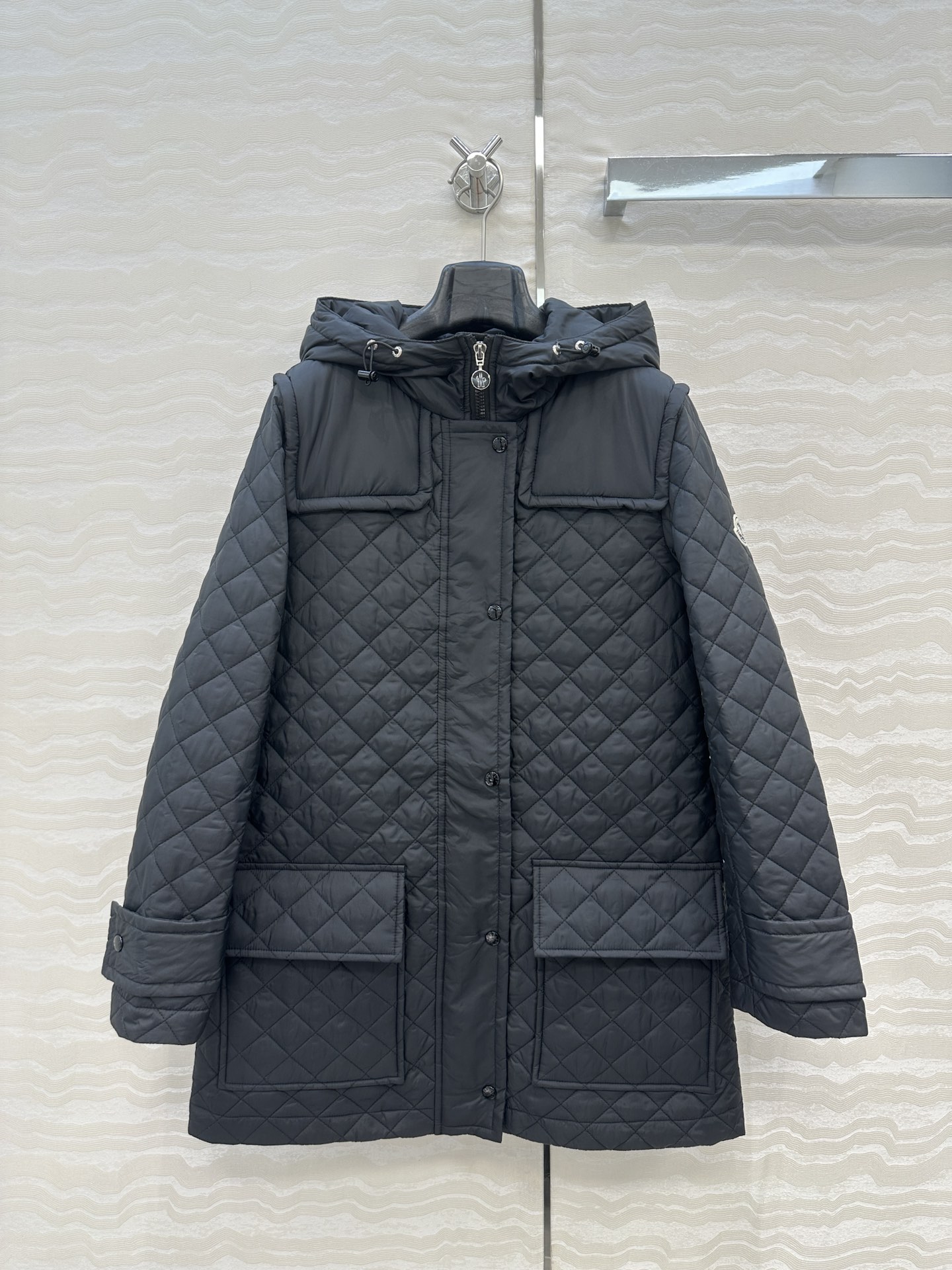 独家首发❤️原单品质Mo菱形绗缝夹棉连帽长款棉服。后背抽绳收腰中长款A摆设计！减龄少女气质，进口机压线格