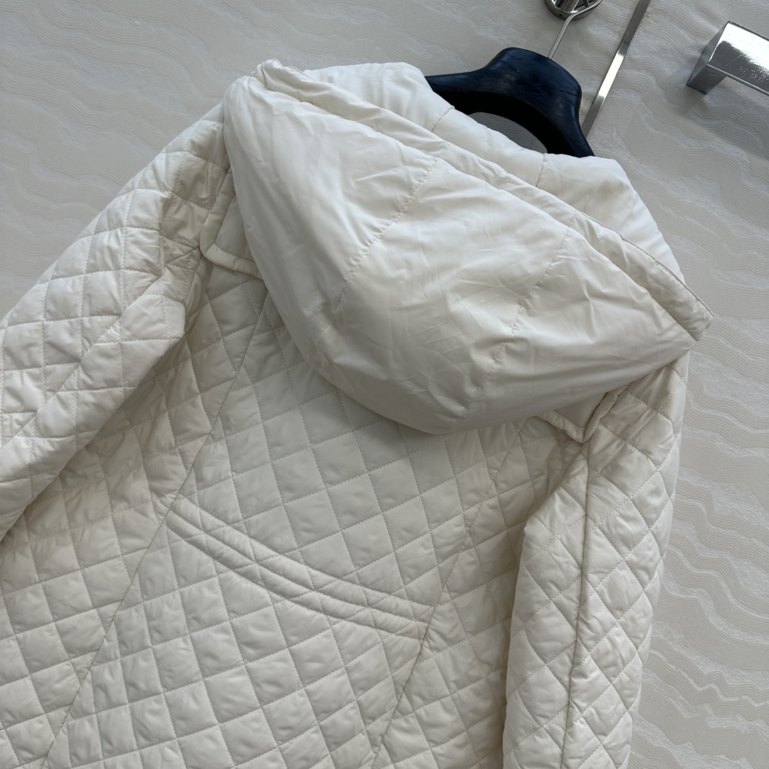 独家首发❤️原单品质Mo菱形绗缝夹棉连帽长款棉服。后背抽绳收腰中长款A摆设计！减龄少女气质，进口机压线格