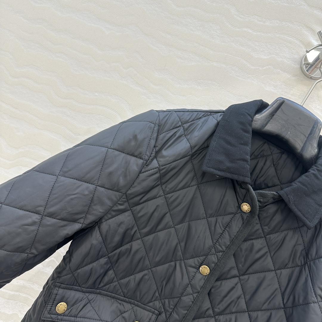 独家首发❤️原单品质Mo菱形绗缝夹棉短款棉服小外套。气质翻领双口袋小短款设计！减龄少女气质，进口机压线格