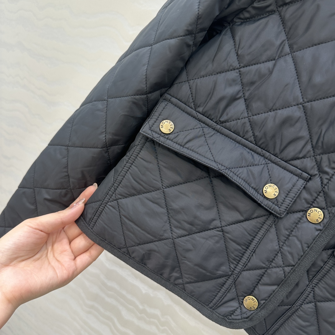 独家首发❤️原单品质Mo菱形绗缝夹棉短款棉服小外套。气质翻领双口袋小短款设计！减龄少女气质，进口机压线格