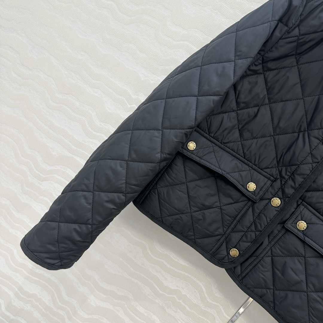 独家首发❤️原单品质Mo菱形绗缝夹棉短款棉服小外套。气质翻领双口袋小短款设计！减龄少女气质，进口机压线格