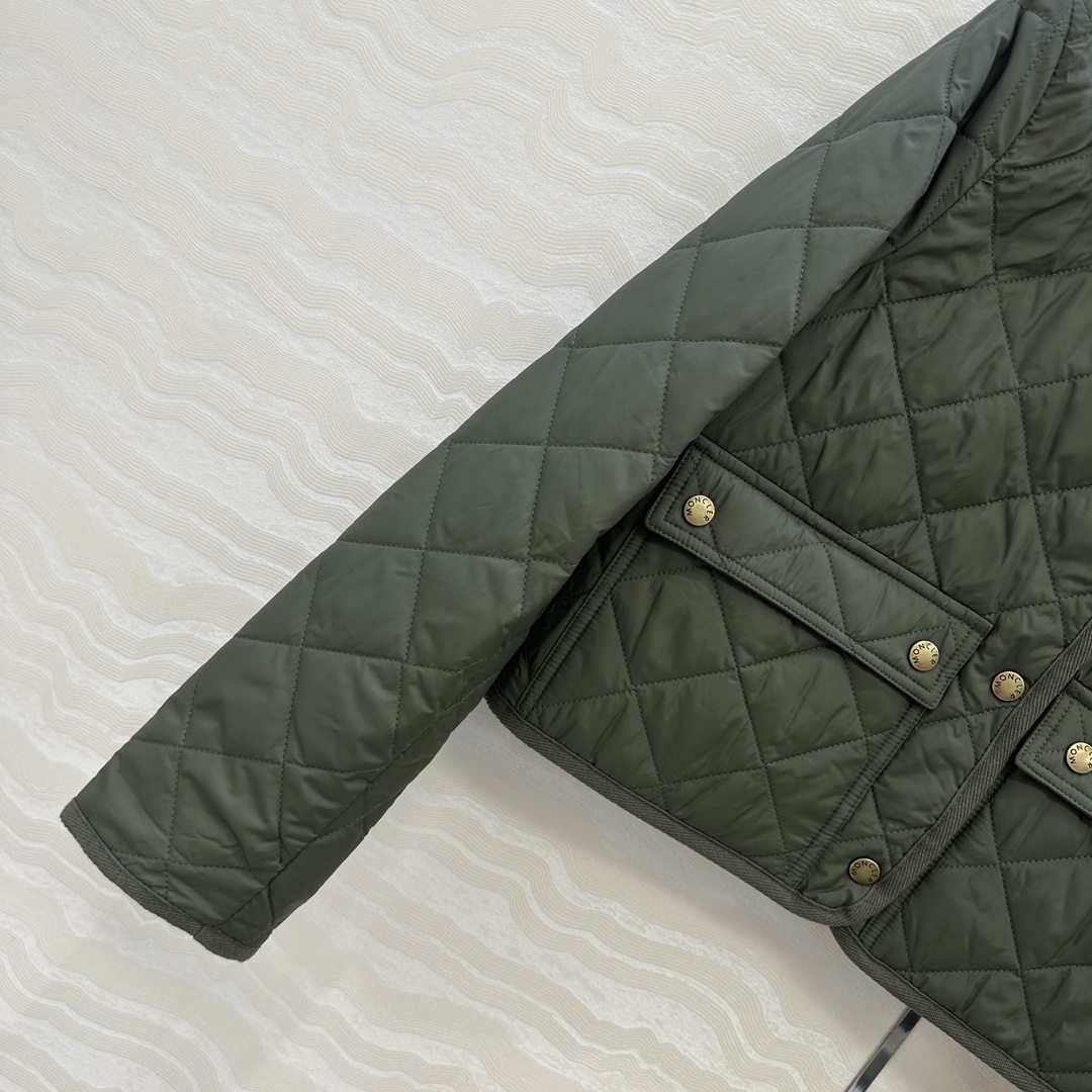 独家首发❤️原单品质Mo菱形绗缝夹棉短款棉服小外套。气质翻领双口袋小短款设计！减龄少女气质，进口机压线格