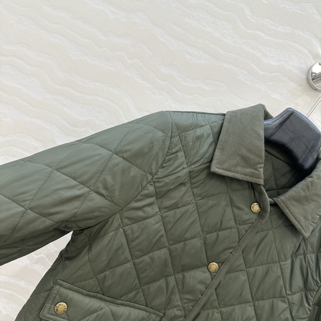 独家首发❤️原单品质Mo菱形绗缝夹棉短款棉服小外套。气质翻领双口袋小短款设计！减龄少女气质，进口机压线格