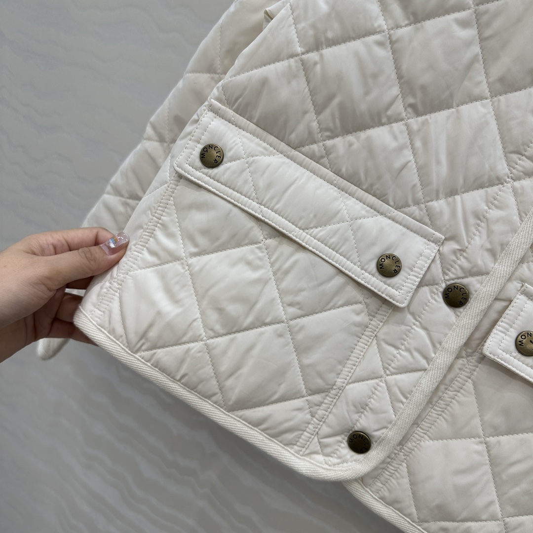 独家首发❤️原单品质Mo菱形绗缝夹棉短款棉服小外套。气质翻领双口袋小短款设计！减龄少女气质，进口机压线格