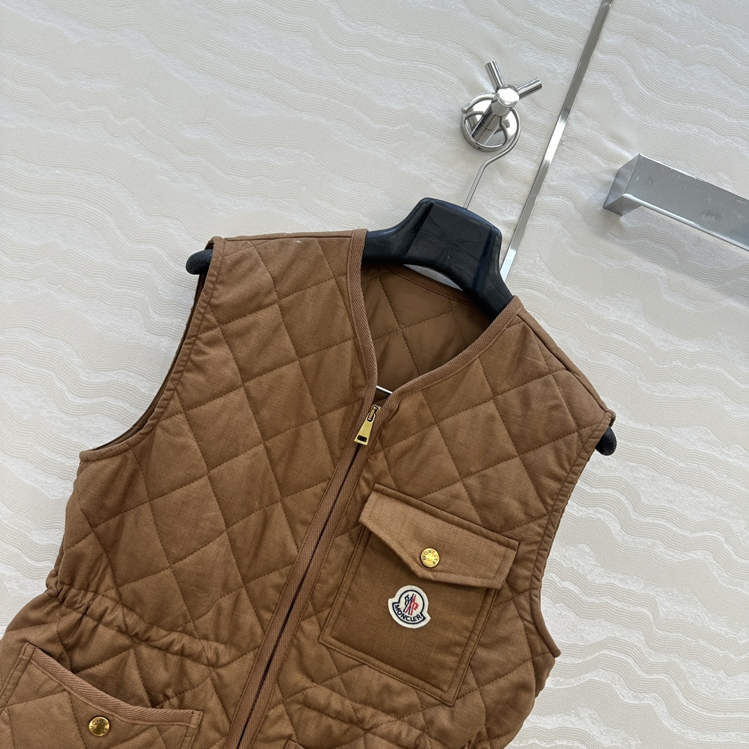 独家首发❤️原单品质Mo菱形绗缝夹棉短款棉服马甲外套。定制亚麻面料，气质双拉链抽绳收腰设计！减龄少女风穿