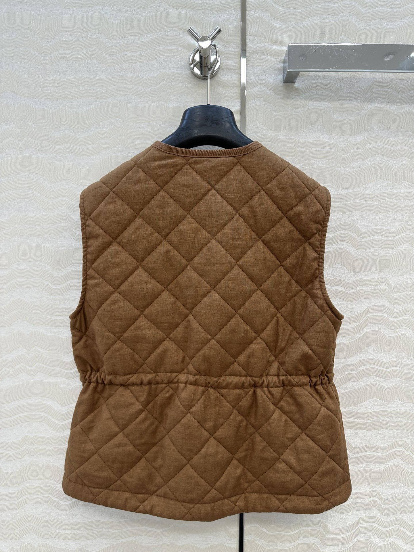 独家首发❤️原单品质Mo菱形绗缝夹棉短款棉服马甲外套。定制亚麻面料，气质双拉链抽绳收腰设计！减龄少女风穿