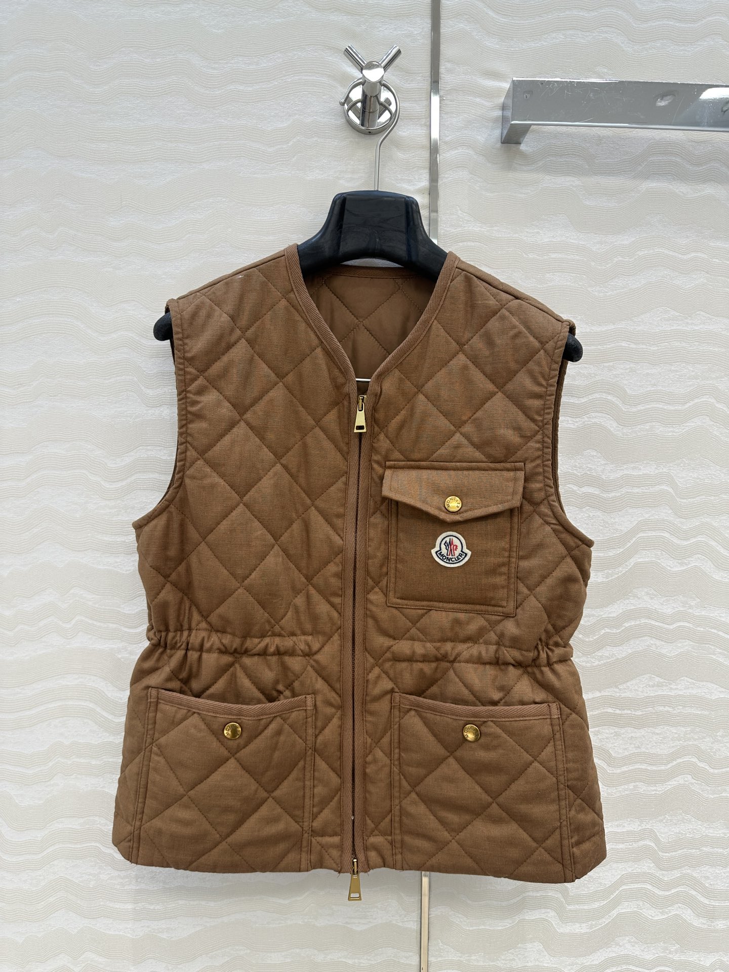 独家首发❤️原单品质Mo菱形绗缝夹棉短款棉服马甲外套。定制亚麻面料，气质双拉链抽绳收腰设计！减龄少女风穿