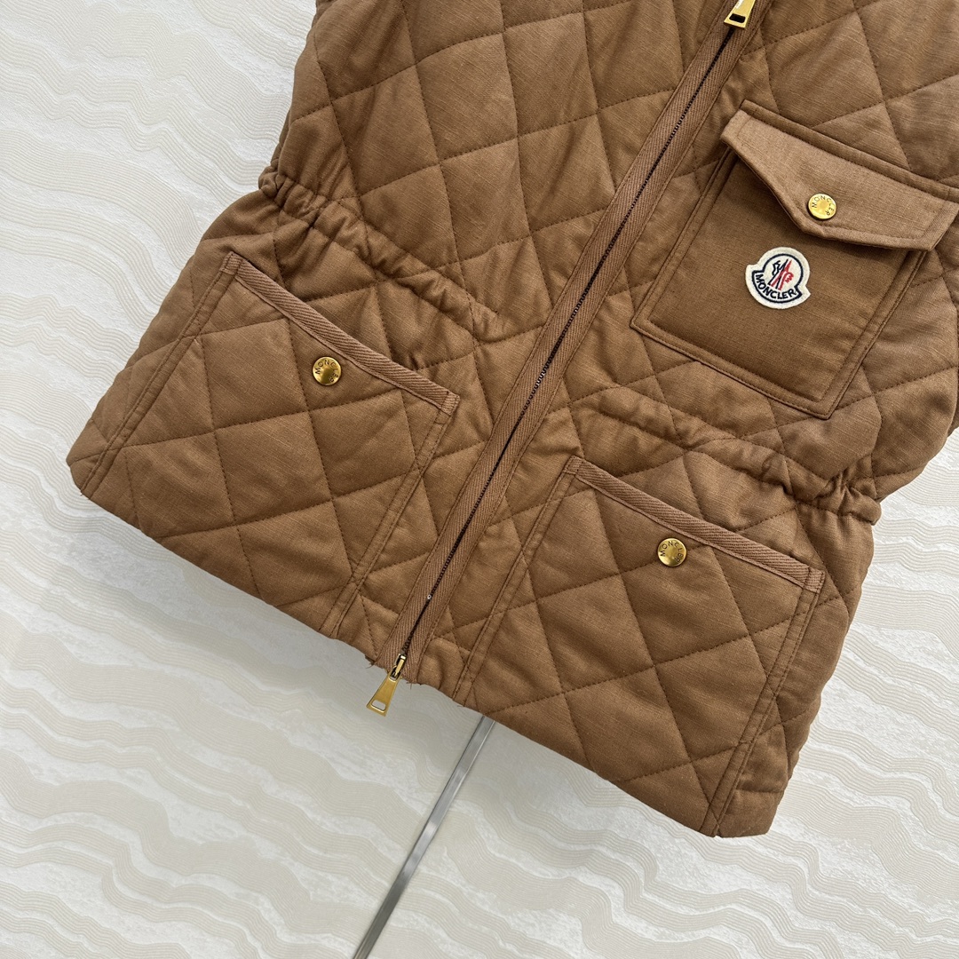 独家首发❤️原单品质Mo菱形绗缝夹棉短款棉服马甲外套。定制亚麻面料，气质双拉链抽绳收腰设计！减龄少女风穿