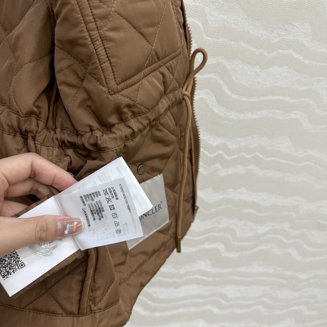 独家首发❤️原单品质Mo菱形绗缝夹棉短款棉服马甲外套。定制亚麻面料，气质双拉链抽绳收腰设计！减龄少女风穿