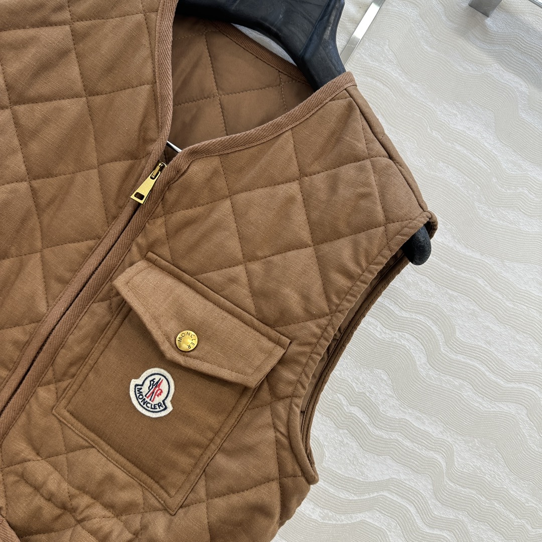 独家首发❤️原单品质Mo菱形绗缝夹棉短款棉服马甲外套。定制亚麻面料，气质双拉链抽绳收腰设计！减龄少女风穿