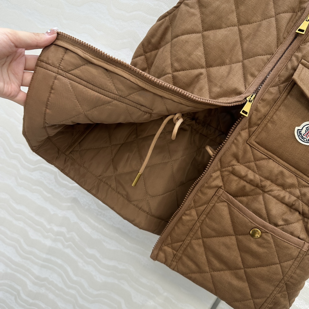 独家首发❤️原单品质Mo菱形绗缝夹棉短款棉服马甲外套。定制亚麻面料，气质双拉链抽绳收腰设计！减龄少女风穿