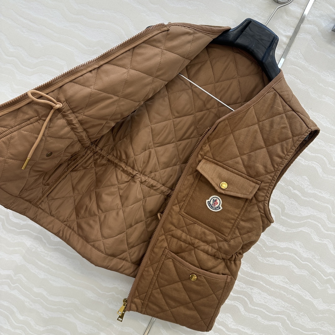 独家首发❤️原单品质Mo菱形绗缝夹棉短款棉服马甲外套。定制亚麻面料，气质双拉链抽绳收腰设计！减龄少女风穿