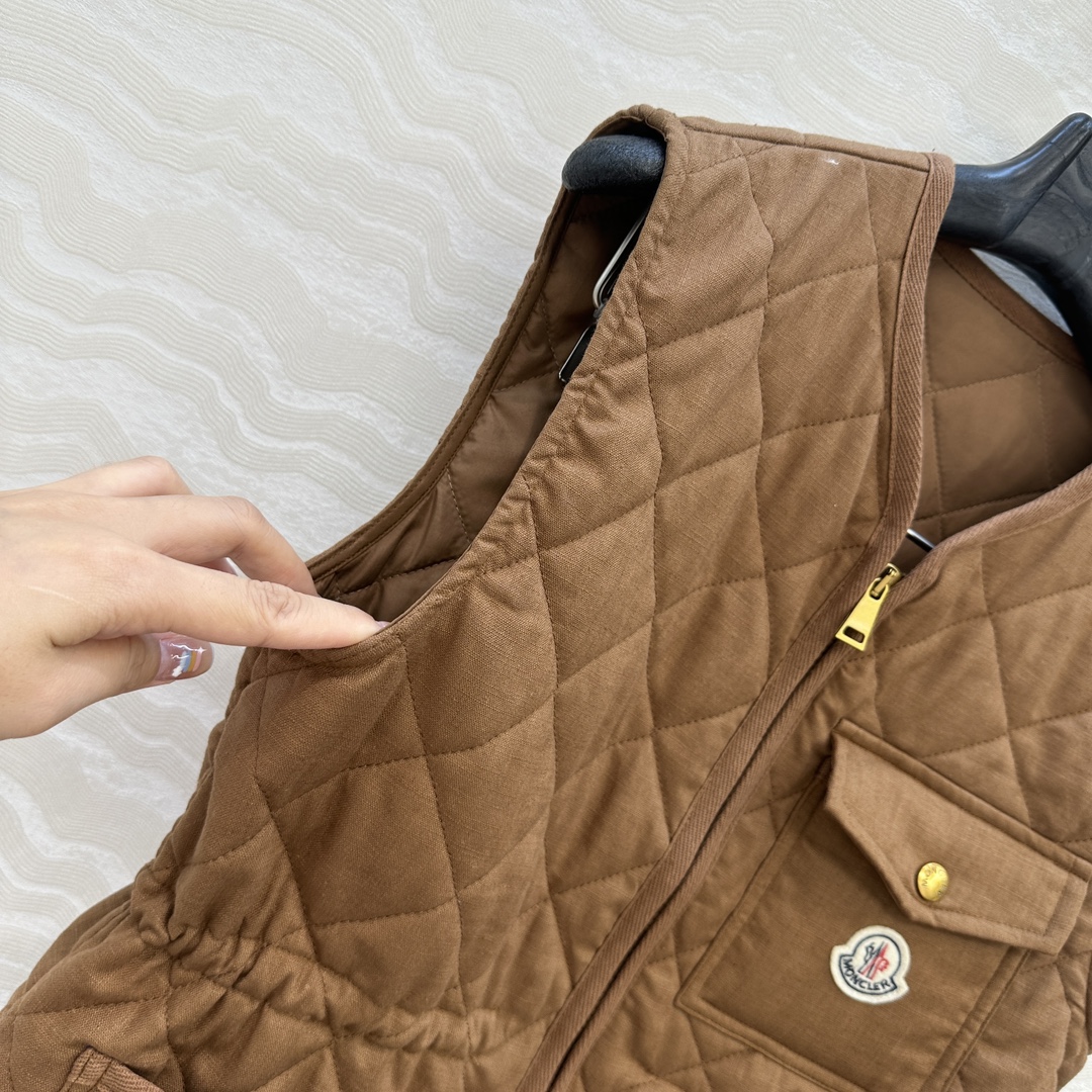 独家首发❤️原单品质Mo菱形绗缝夹棉短款棉服马甲外套。定制亚麻面料，气质双拉链抽绳收腰设计！减龄少女风穿