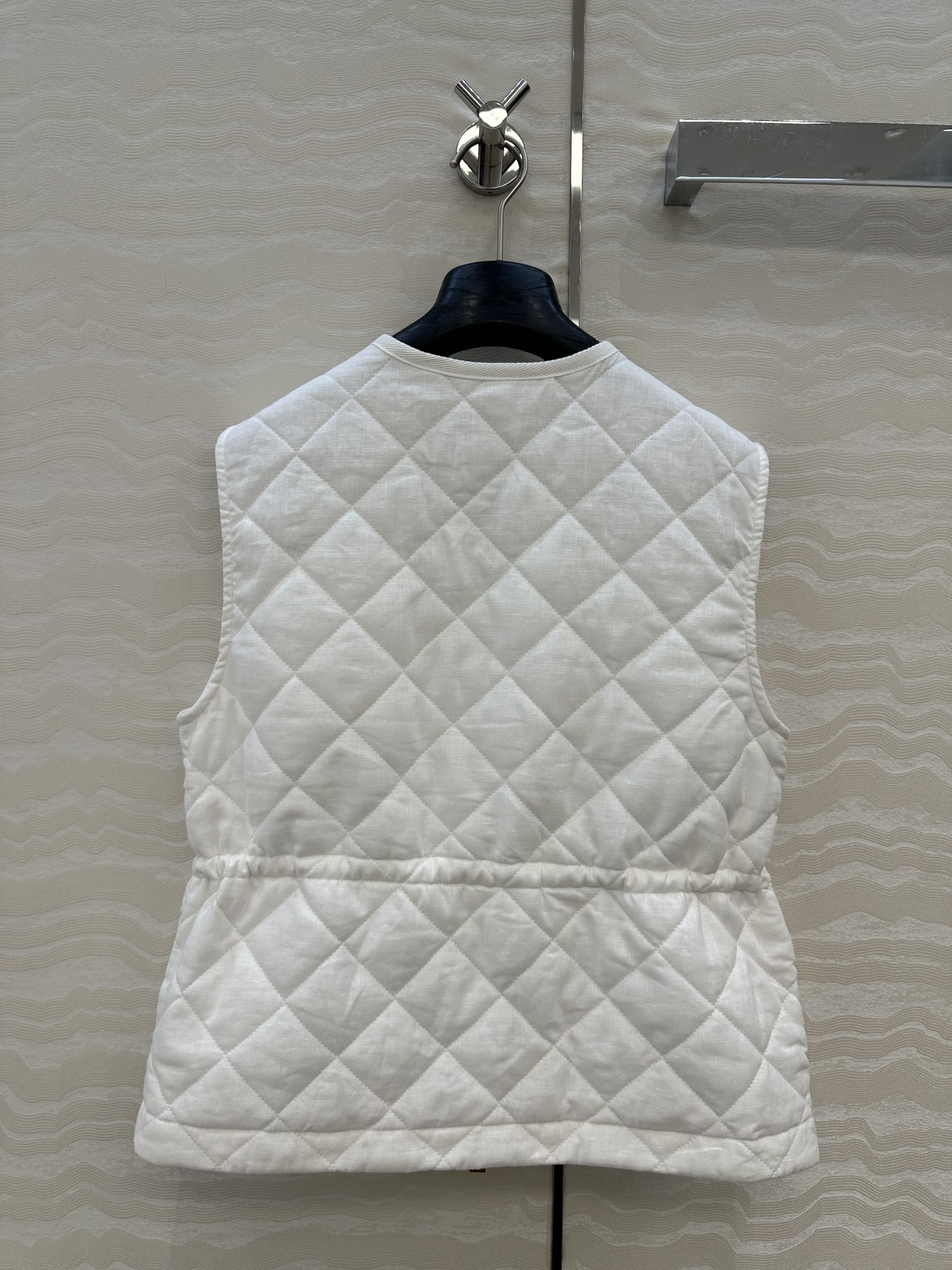 独家首发❤️原单品质Mo菱形绗缝夹棉短款棉服马甲外套。定制亚麻面料，气质双拉链抽绳收腰设计！减龄少女风穿