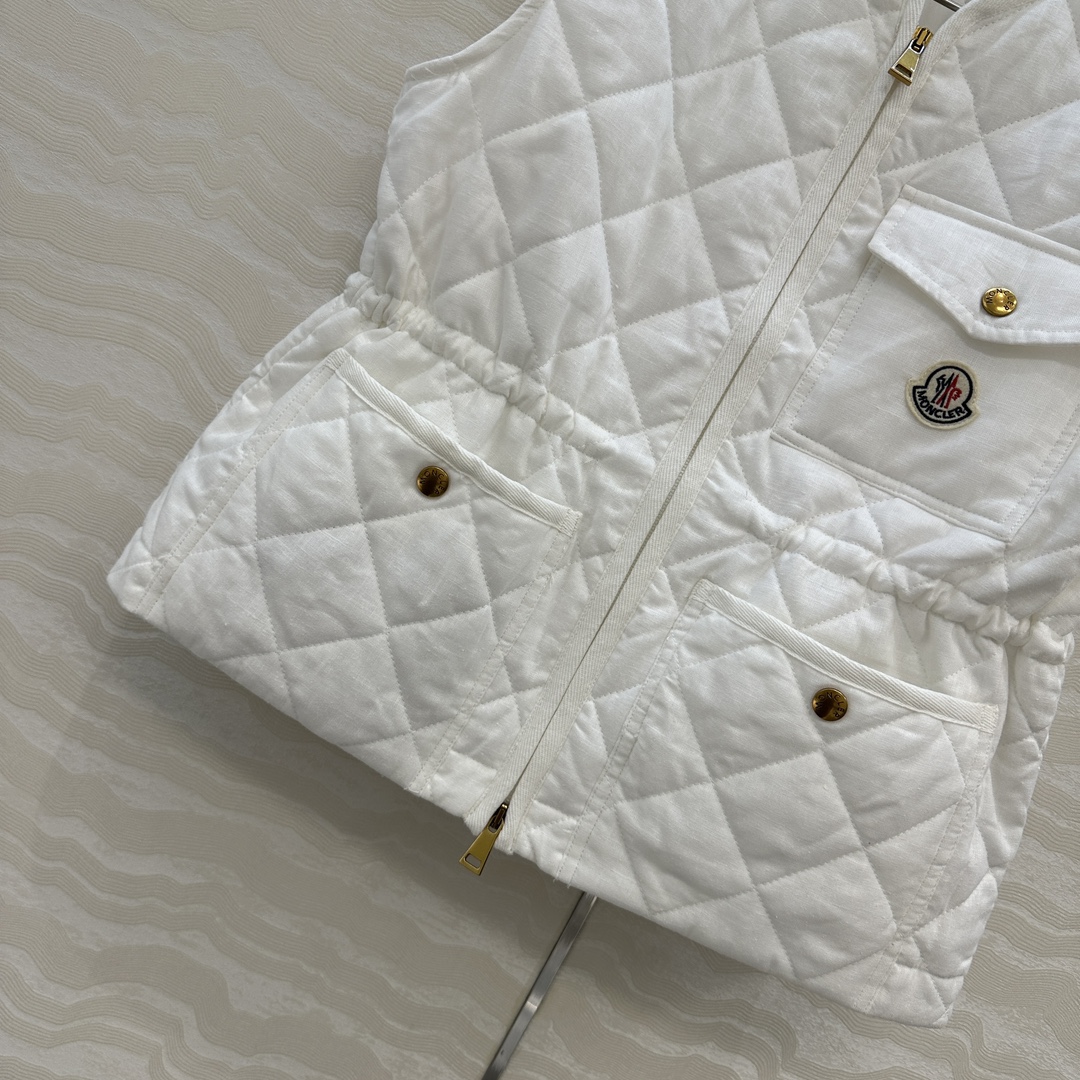 独家首发❤️原单品质Mo菱形绗缝夹棉短款棉服马甲外套。定制亚麻面料，气质双拉链抽绳收腰设计！减龄少女风穿