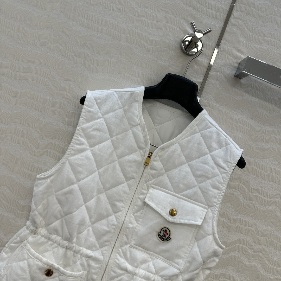 独家首发❤️原单品质Mo菱形绗缝夹棉短款棉服马甲外套。定制亚麻面料，气质双拉链抽绳收腰设计！减龄少女风穿
