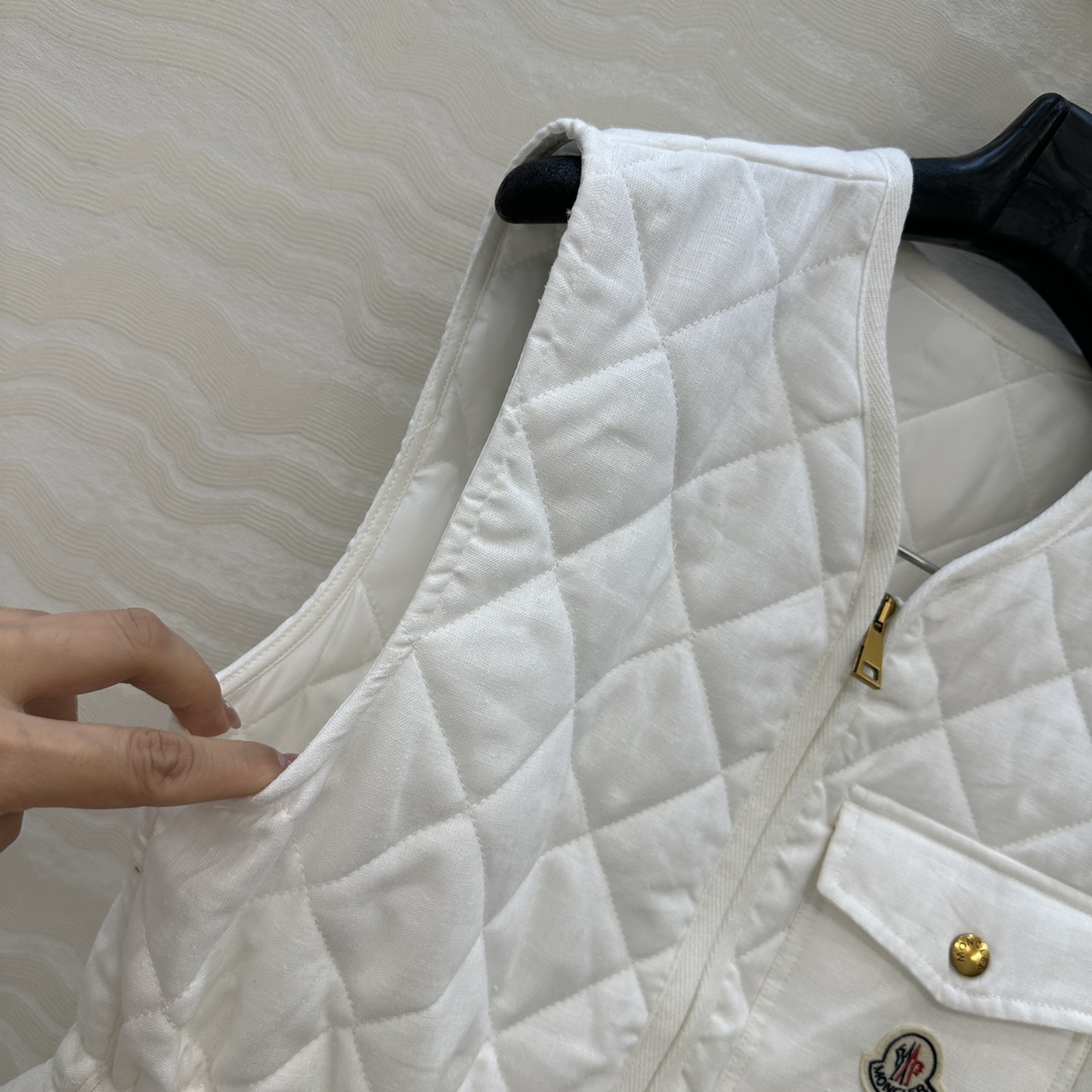 独家首发❤️原单品质Mo菱形绗缝夹棉短款棉服马甲外套。定制亚麻面料，气质双拉链抽绳收腰设计！减龄少女风穿